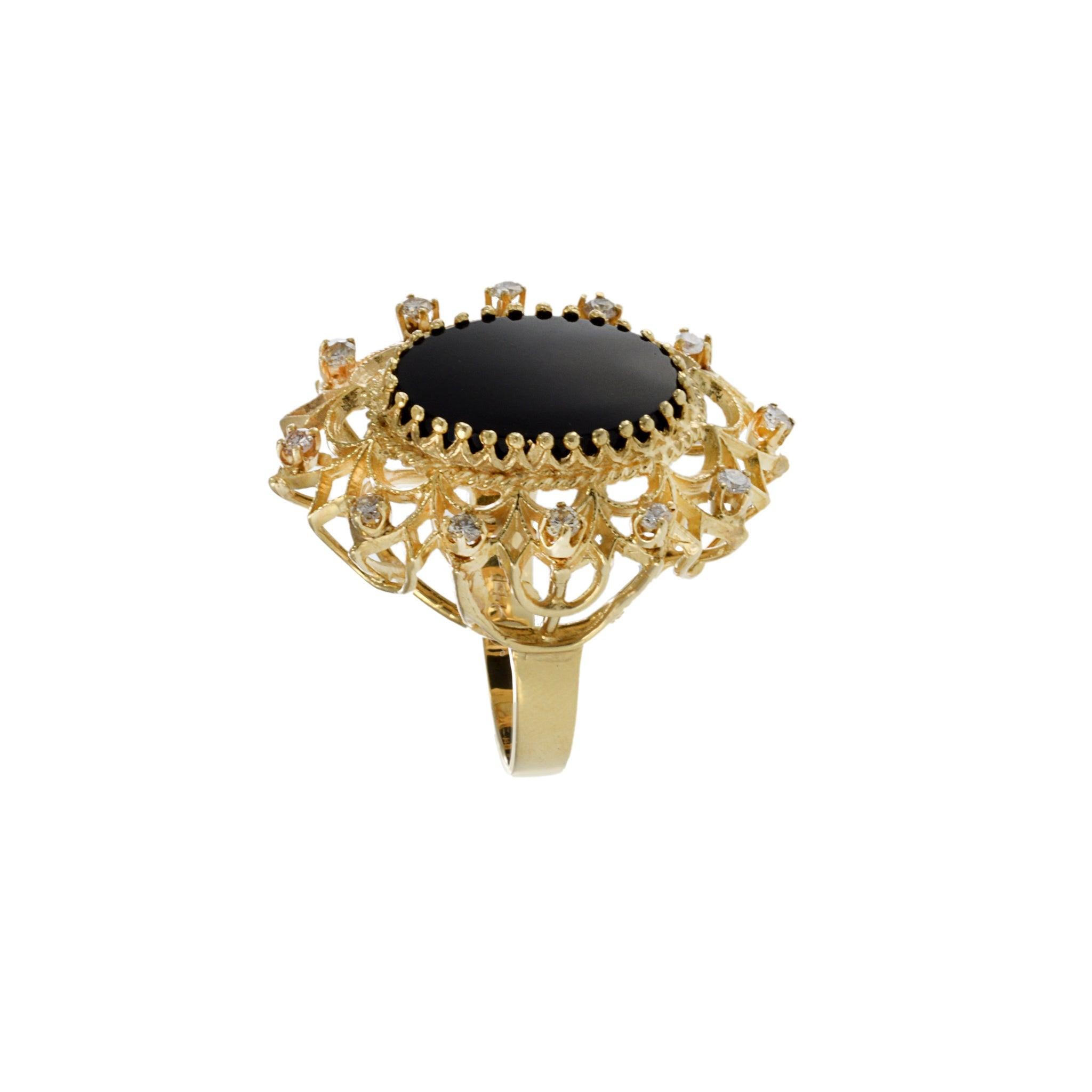 Vintage Retro Era 14KT Yellow Gold Black Onyx and Diamond Cocktail Ring Excellent état - En vente à New York, NY