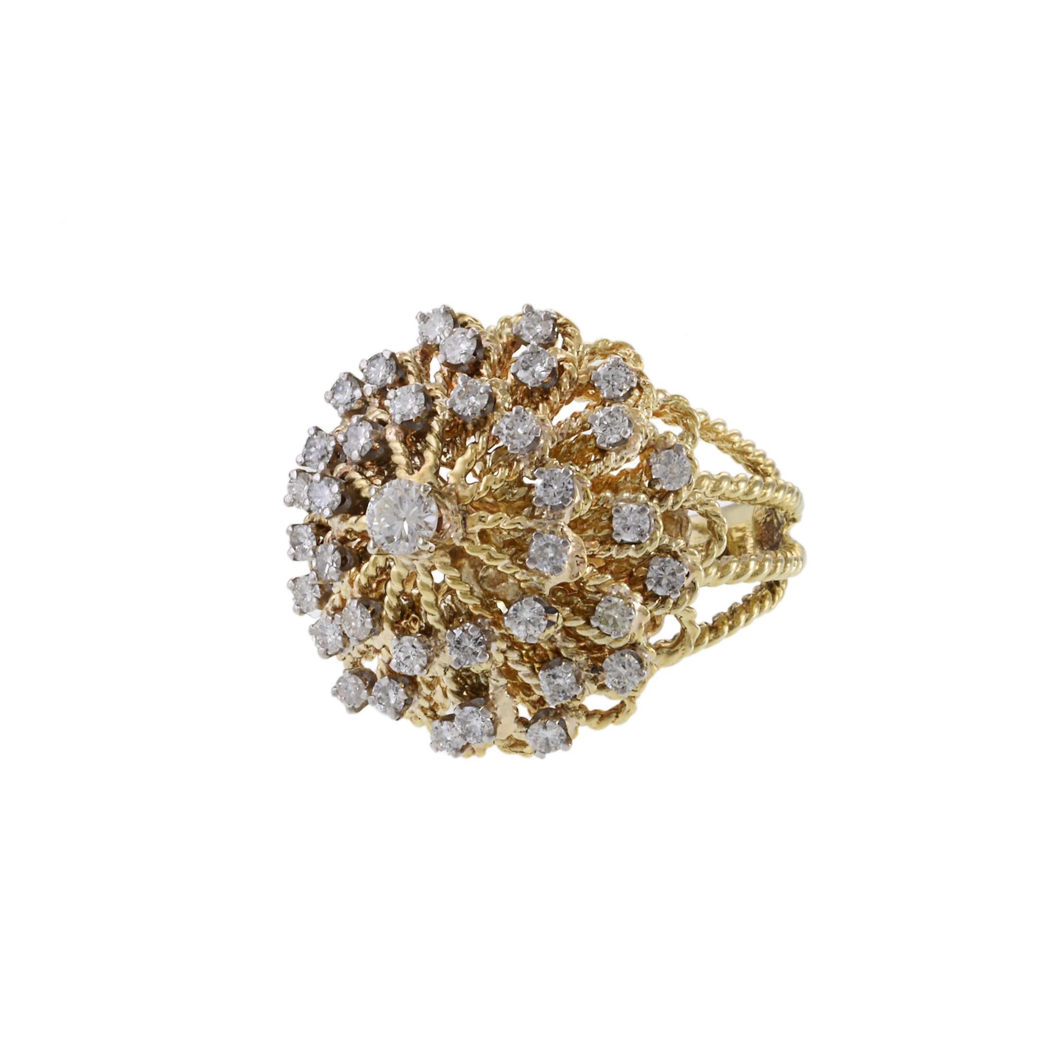 Vintage Retro Era 14KT Yellow Gold Braided Dome Diamond Cocktail Ring. Cette magnifique pièce présente 1,50 carats de diamants de taille ronde, de couleur G-H et de pureté VS-SI, sertis dans un luxueux dôme tressé. Avec un poids de 15,5 grammes,