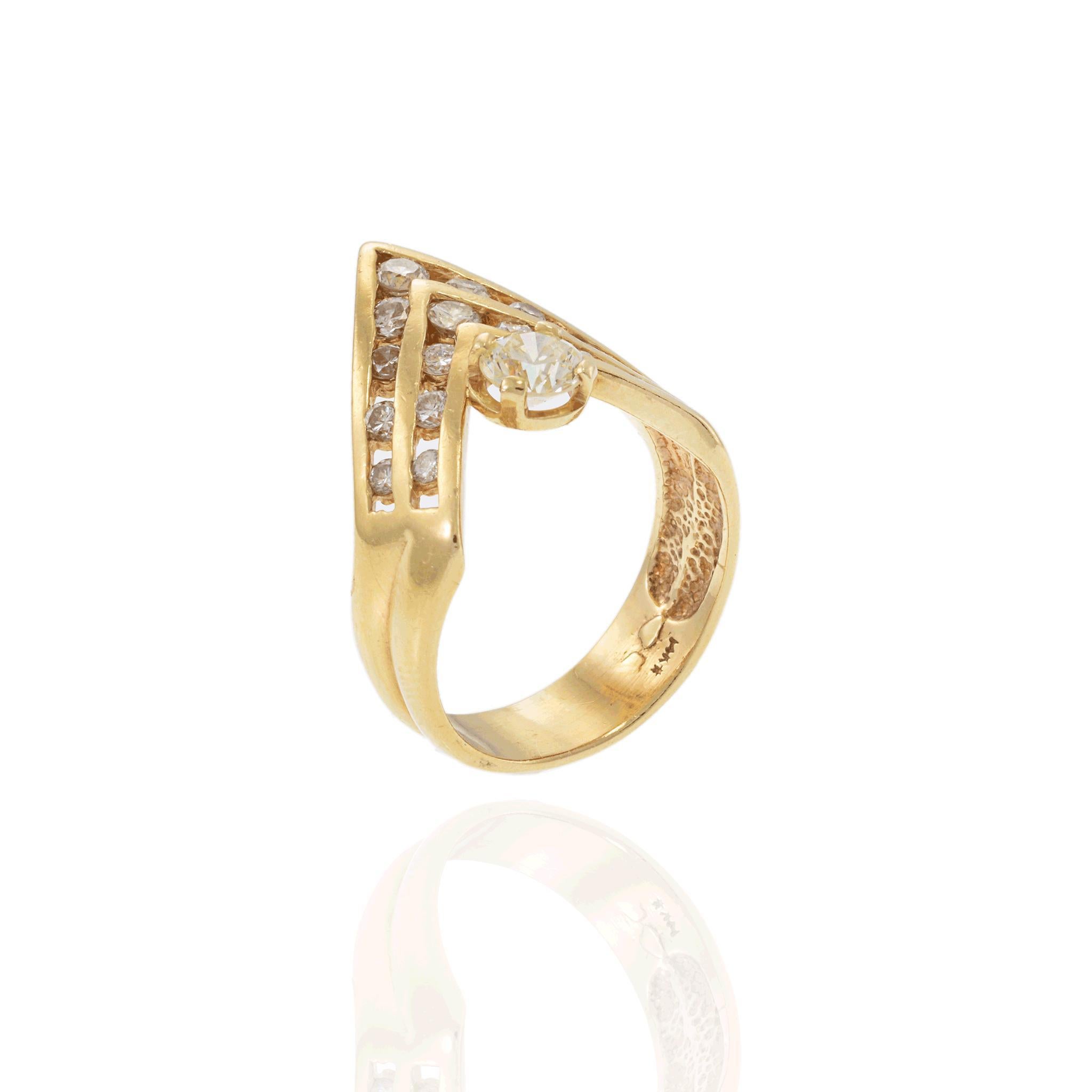 Bague vintage de l'époque rétro en or jaune 14 carats à motif de chevrons et diamants en vente 4