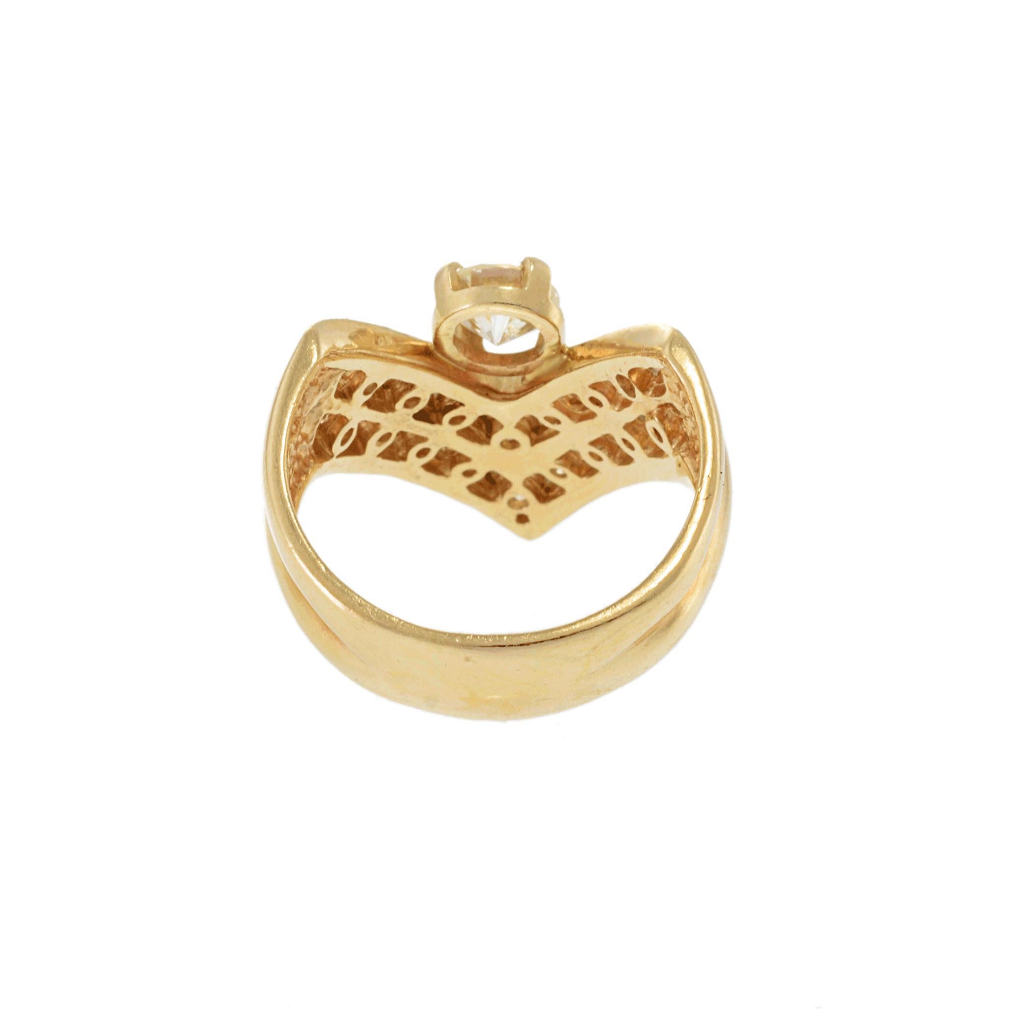 Bague vintage de l'époque rétro en or jaune 14 carats à motif de chevrons et diamants en vente 5