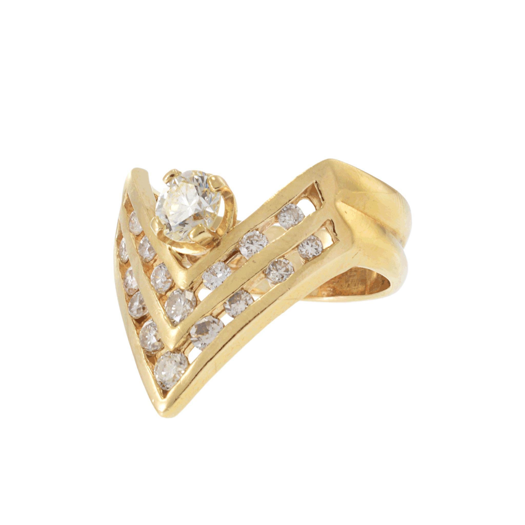 Une élégance audacieuse et géométrique.

Serti de diamants ronds de taille Brilliante de 1.00ct-tw

Accentué par des motifs d'or en chevron.

Or jaune 14K

Milieu du 20e siècle

Sizable