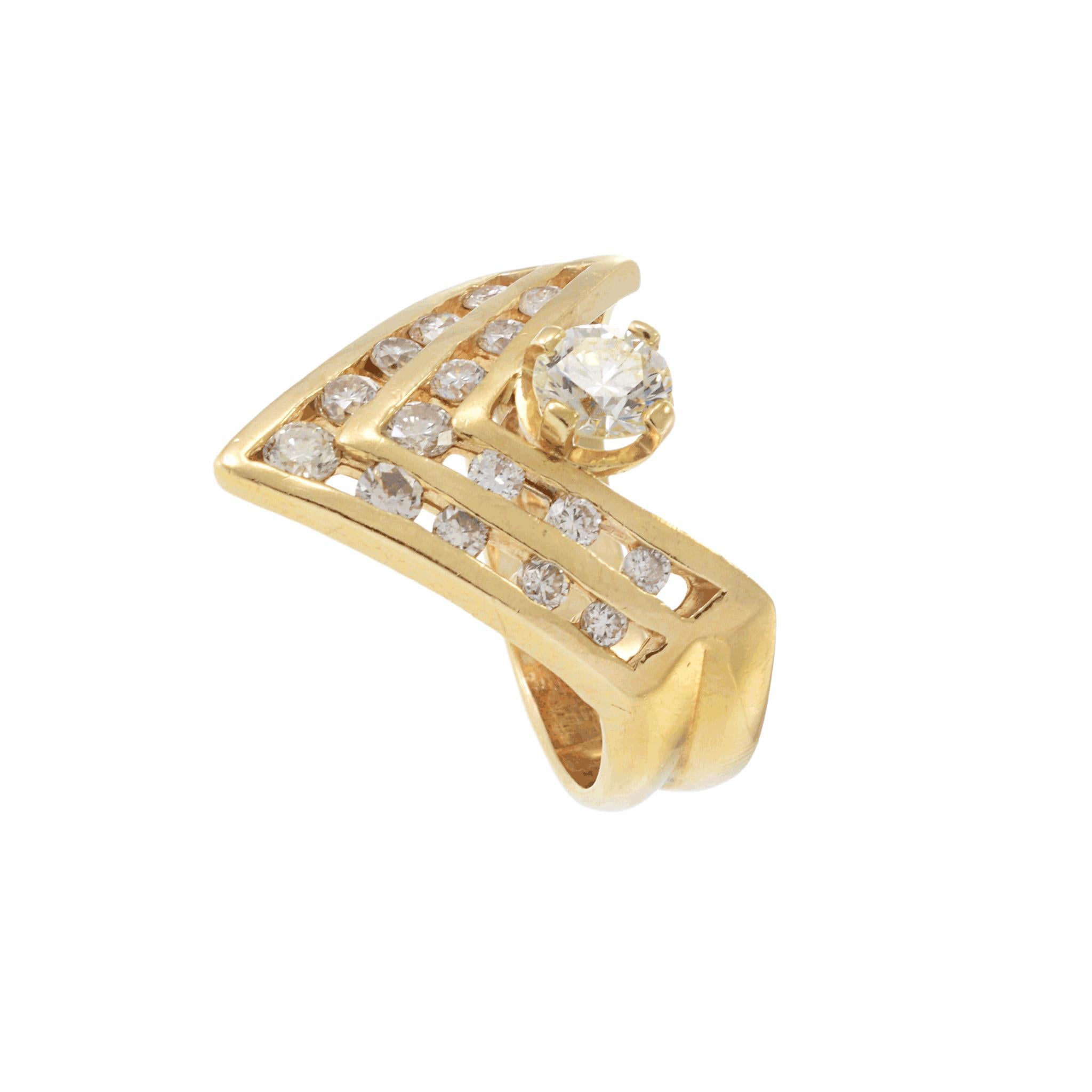 Rétro Bague vintage de l'époque rétro en or jaune 14 carats à motif de chevrons et diamants en vente