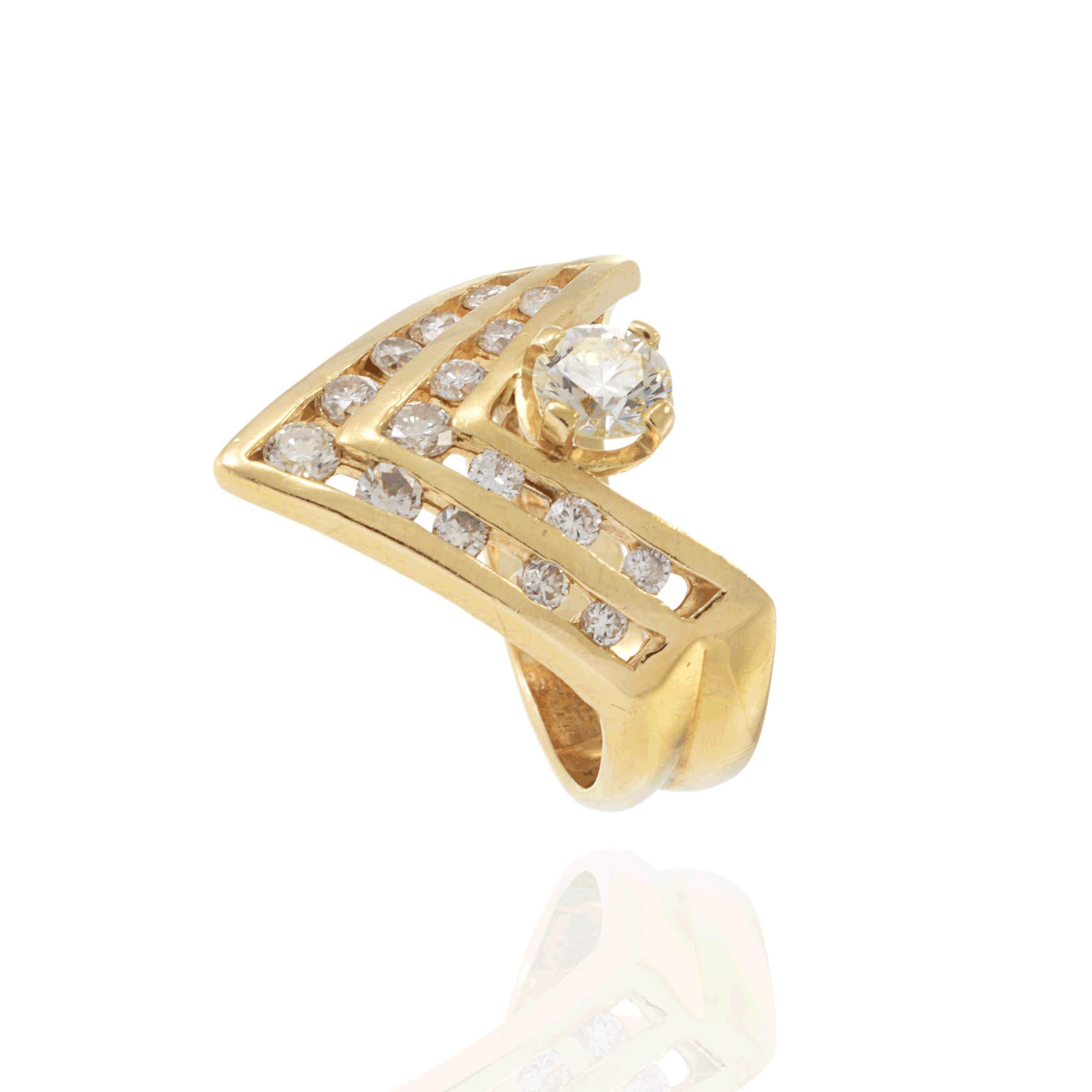 Taille ronde Bague vintage de l'époque rétro en or jaune 14 carats à motif de chevrons et diamants en vente