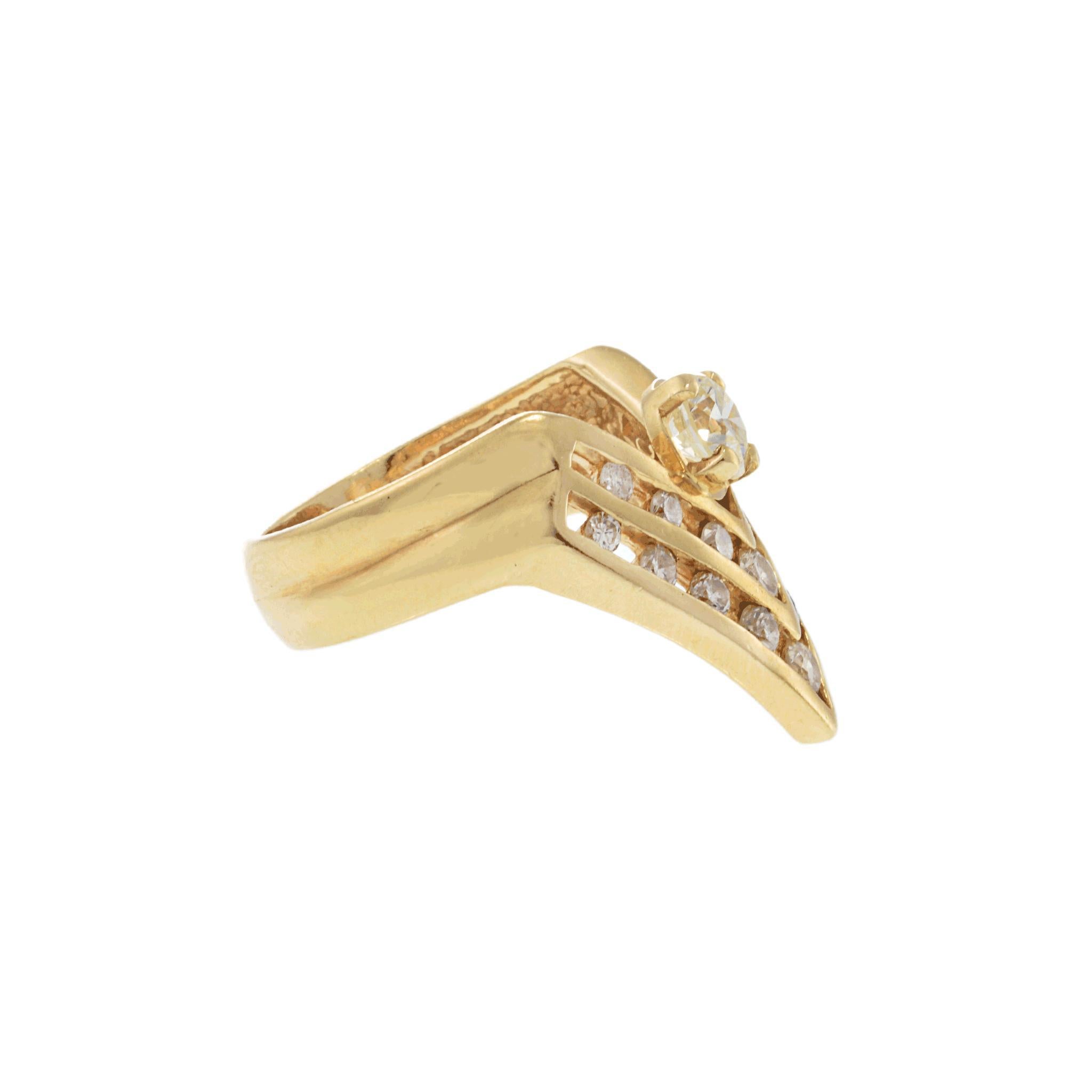 Bague vintage de l'époque rétro en or jaune 14 carats à motif de chevrons et diamants Bon état - En vente à New York, NY
