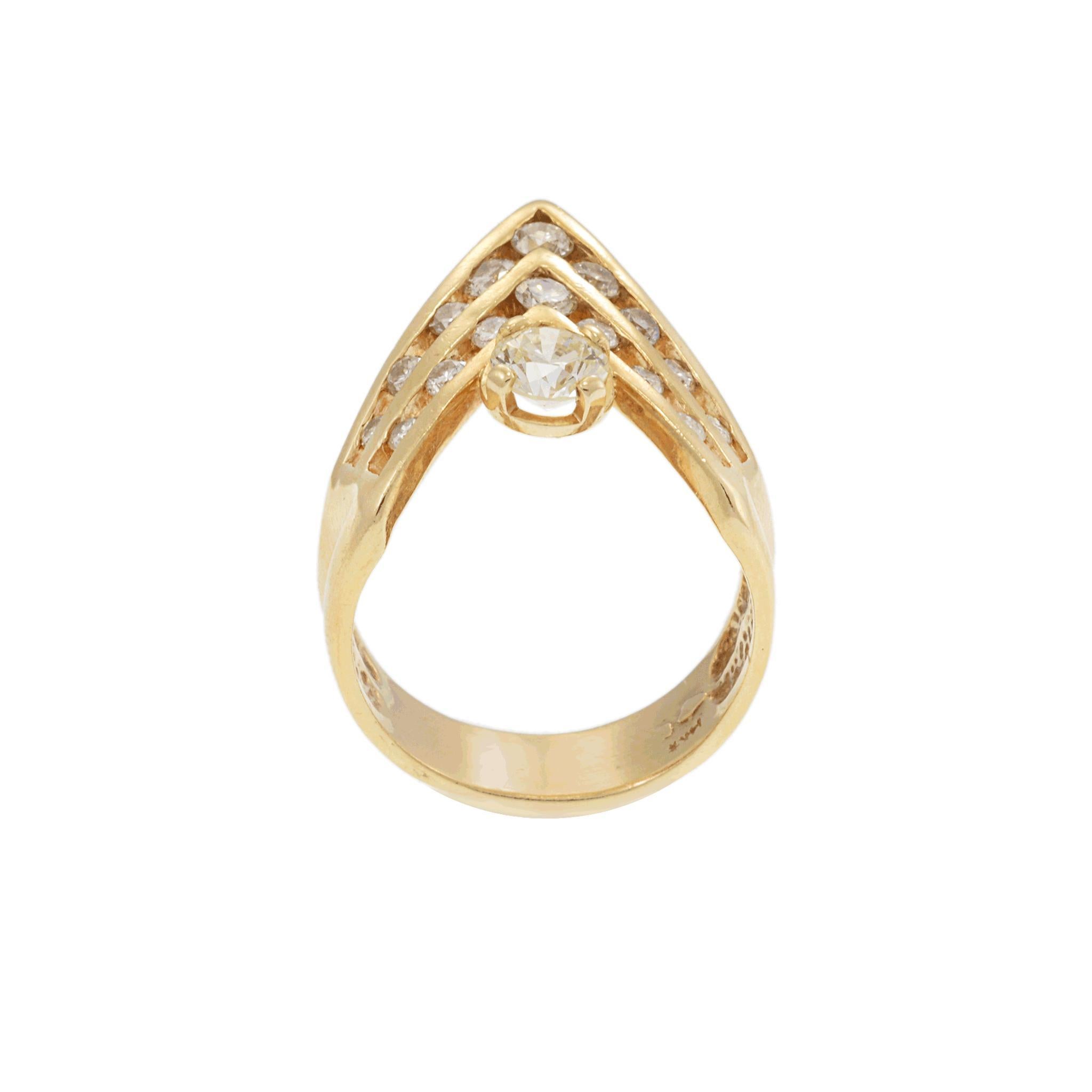 Bague vintage de l'époque rétro en or jaune 14 carats à motif de chevrons et diamants Pour femmes en vente