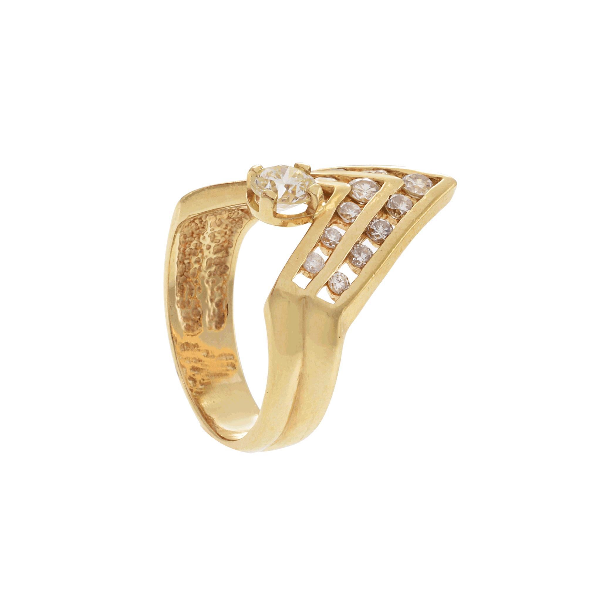 Bague vintage de l'époque rétro en or jaune 14 carats à motif de chevrons et diamants en vente 1