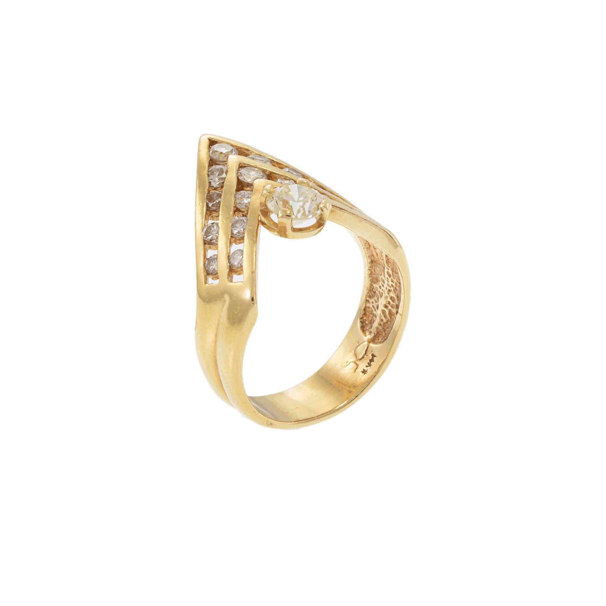 Bague vintage de l'époque rétro en or jaune 14 carats à motif de chevrons et diamants en vente 2