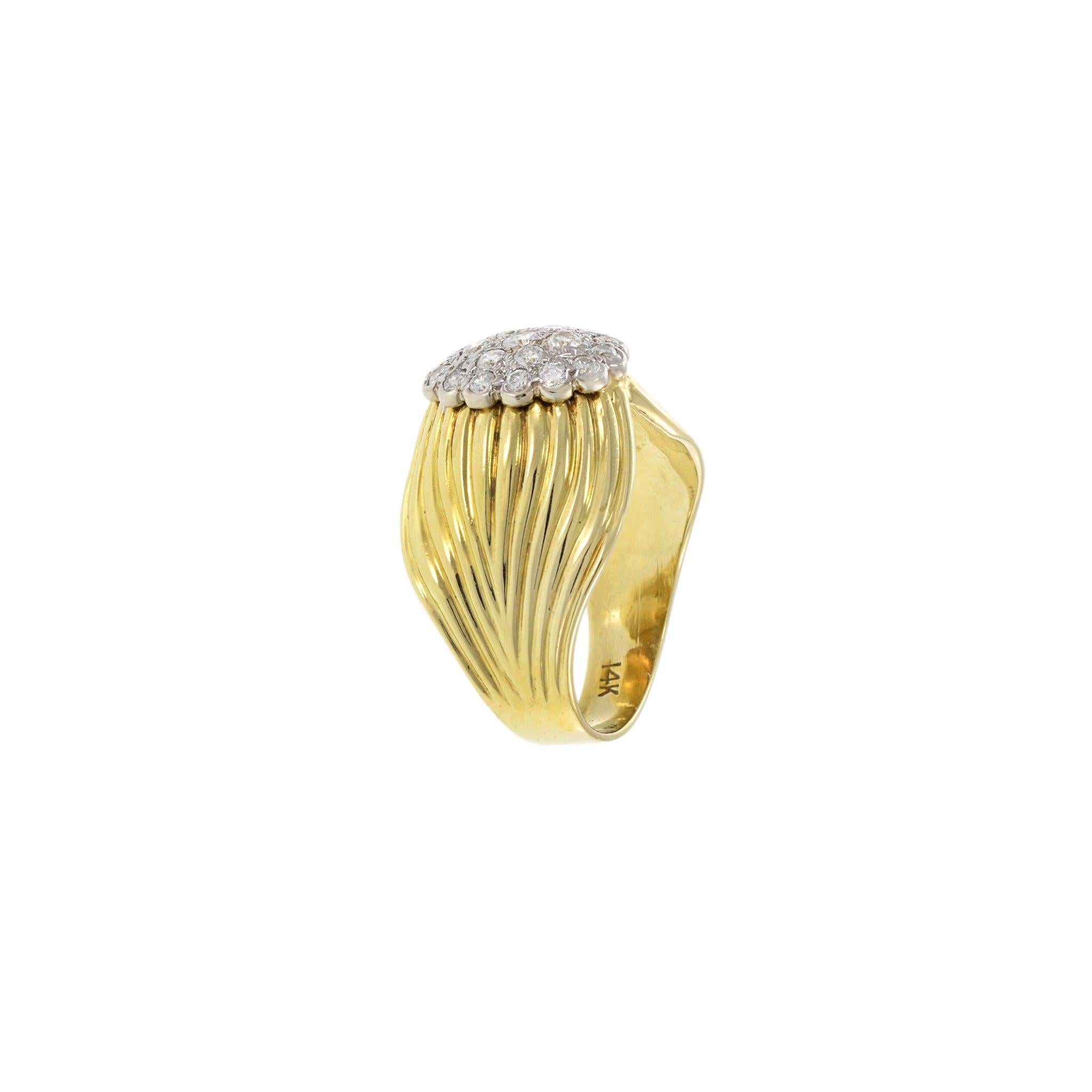Taglio rotondo Anello Vintage Retrò d'epoca in oro giallo 14KT con cluster di diamanti a nastro in vendita