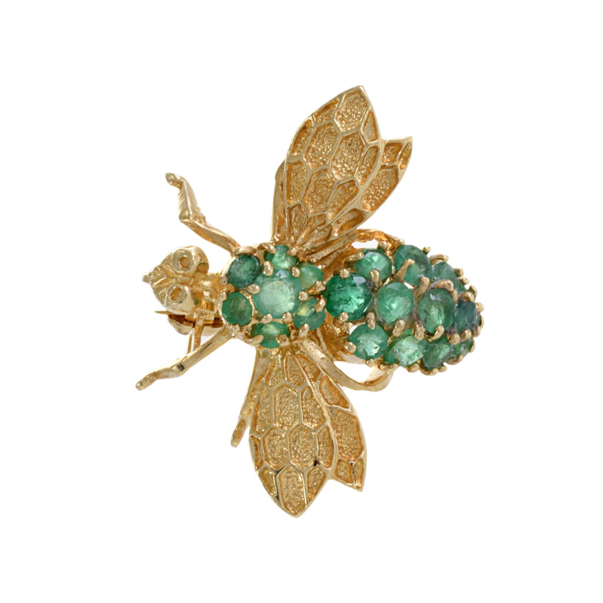 Enhance your jewelry collection with this stunning vintage retro era bee lapel pin. Made with 14KT yellow gold and featuring a dazzling 2.00CT-tw round cut emeralds, it's a timeless piece that will elevate any outfit. 3.20 grams