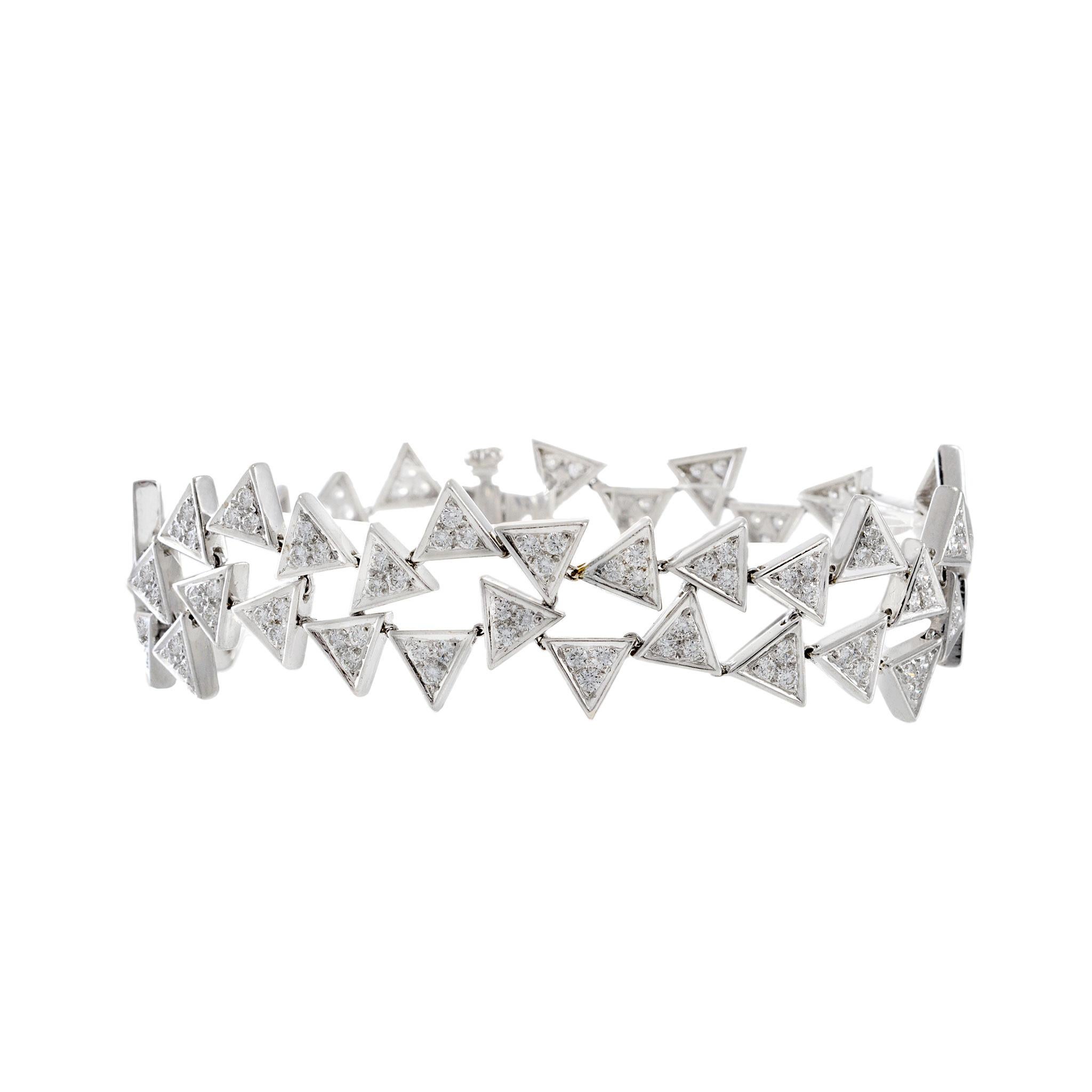 Sumérgete en el glamour de nuestra Pulsera de diamantes con eslabones en forma de triángulo Vintage Retro Era de oro blanco de 18 quilates. Esta impresionante pieza presenta un diseño único con eslabones en forma de triángulo elaborados en lujoso