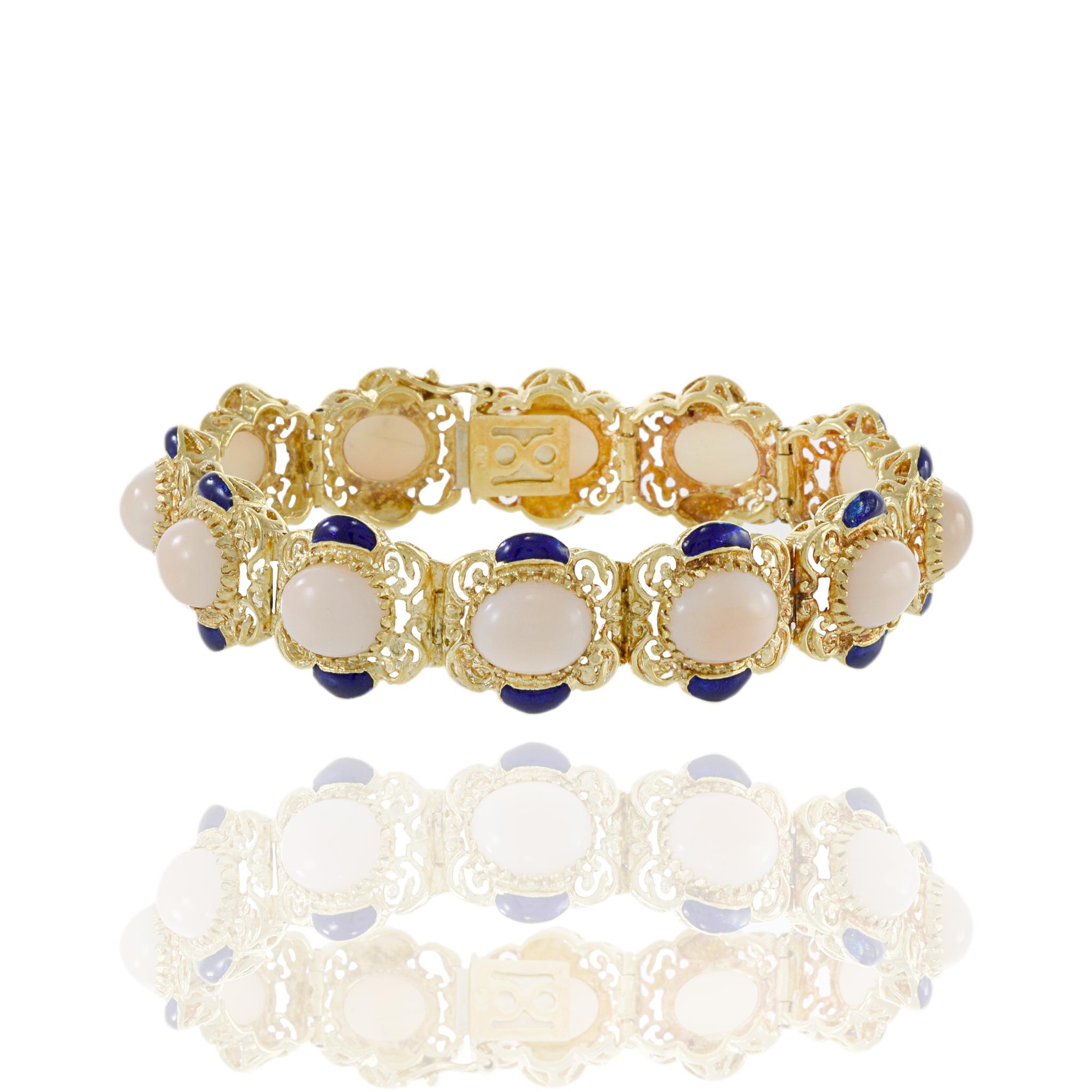 Dieses Armband im Retro-Stil ist aus 18 Kt. Gelbgold gefertigt und mit einer wunderschönen Engelshaut-Koralle und leuchtend blauer Emaille versehen. Die Verwendung hochwertiger MATERIALIEN sorgt für ein haltbares und langlebiges Schmuckstück, das