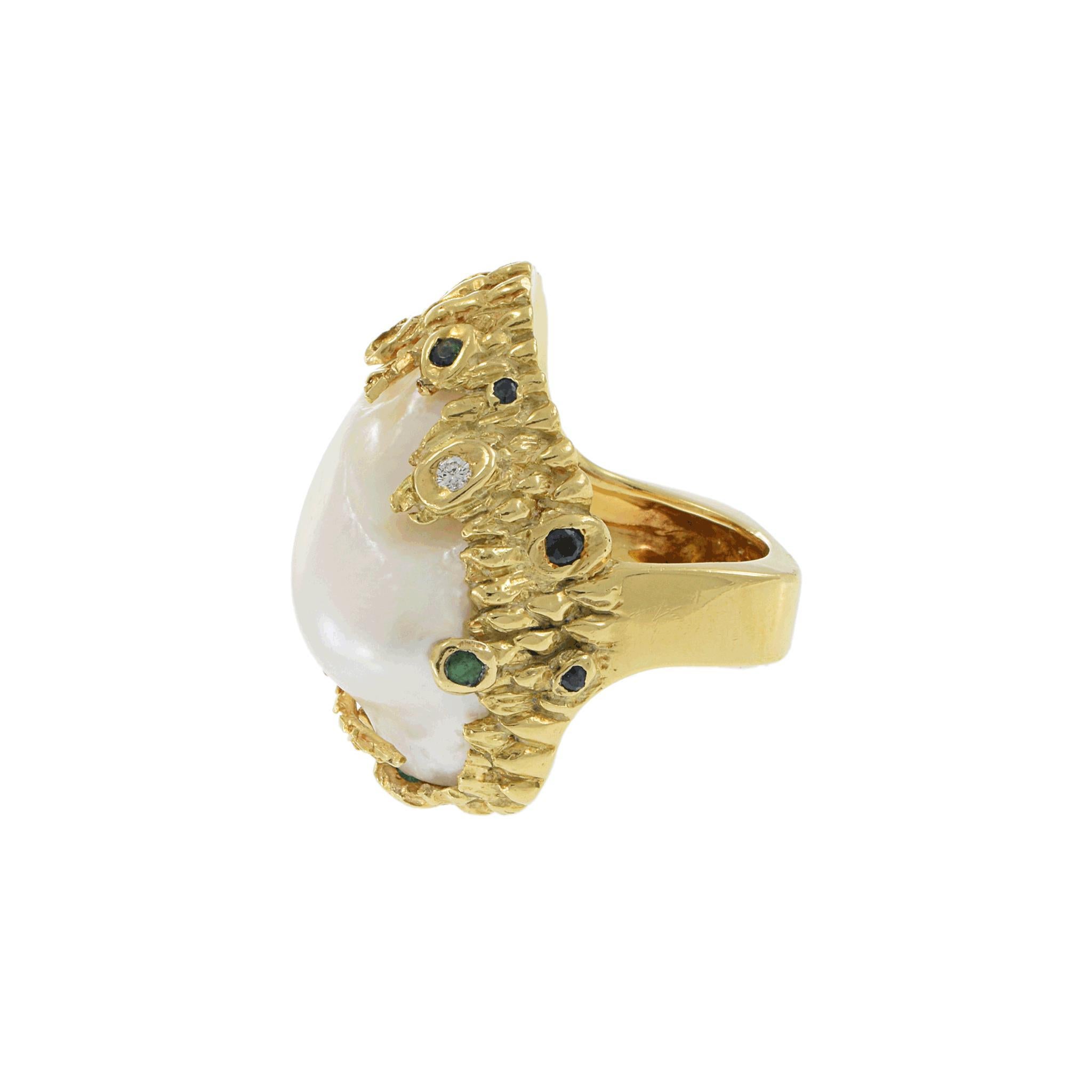 Exquisito Anillo Barroco de Perlas de Oro Amarillo de 18k Retro de Mediados del Siglo XX. Este llamativo anillo presenta una gran perla barroca, elegantemente abrazada por una intrincada orfebrería. El diseño incluye adornos detallados con detalles