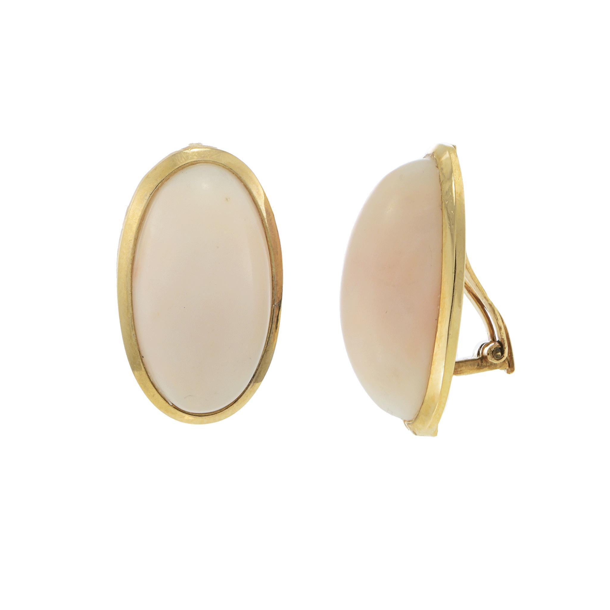 Ces boucles d'oreilles vintage Retro Era mettent en valeur les tons doux et blush du corail naturel peau d'ange dans un design minimaliste mais raffiné. Chaque cabochon ovale est serti dans de l'or jaune 18KT, ce qui permet à la beauté organique du