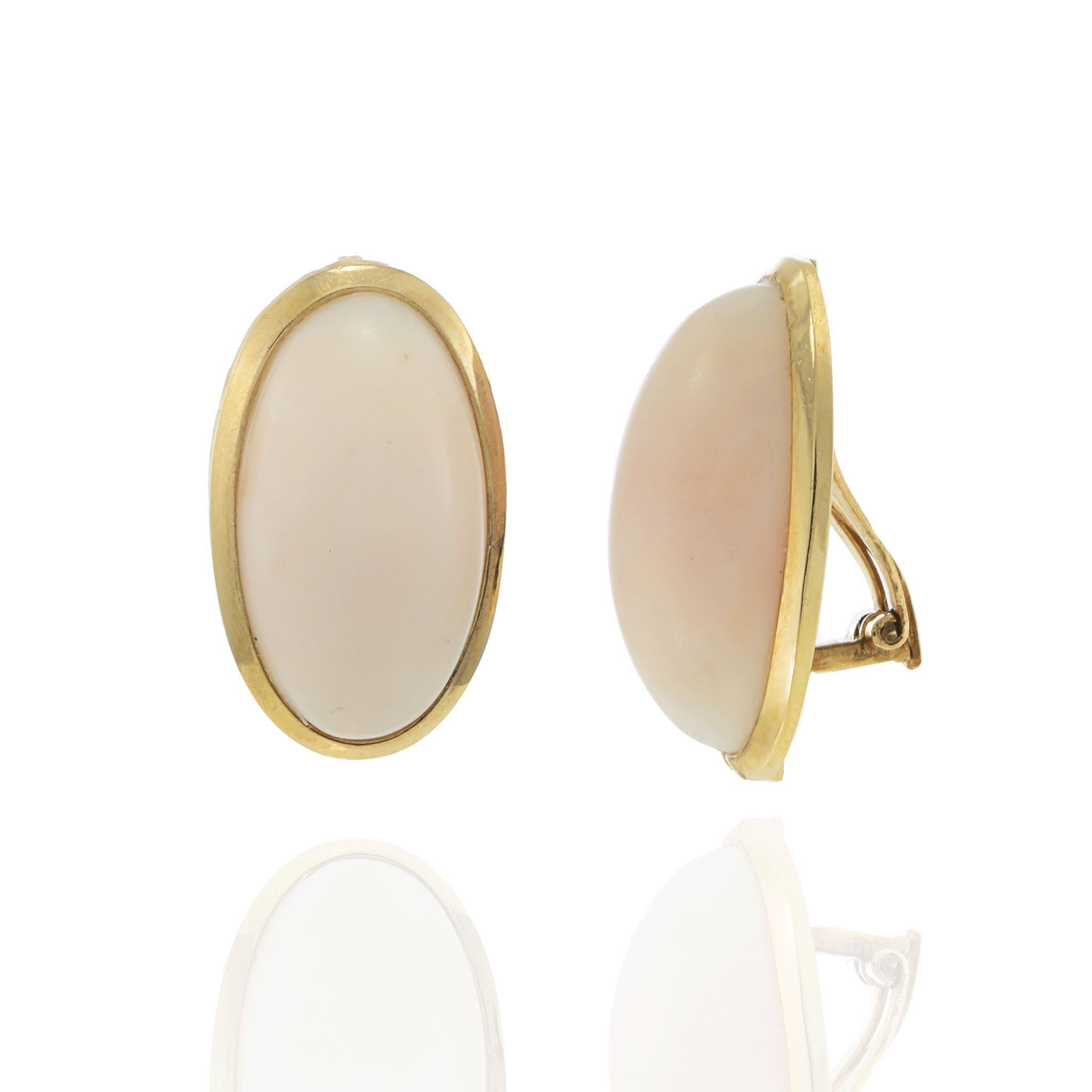 Rétro Boucles d'oreilles clips en or jaune 18KT serties d'un chaton en peau d'ange et corail. en vente
