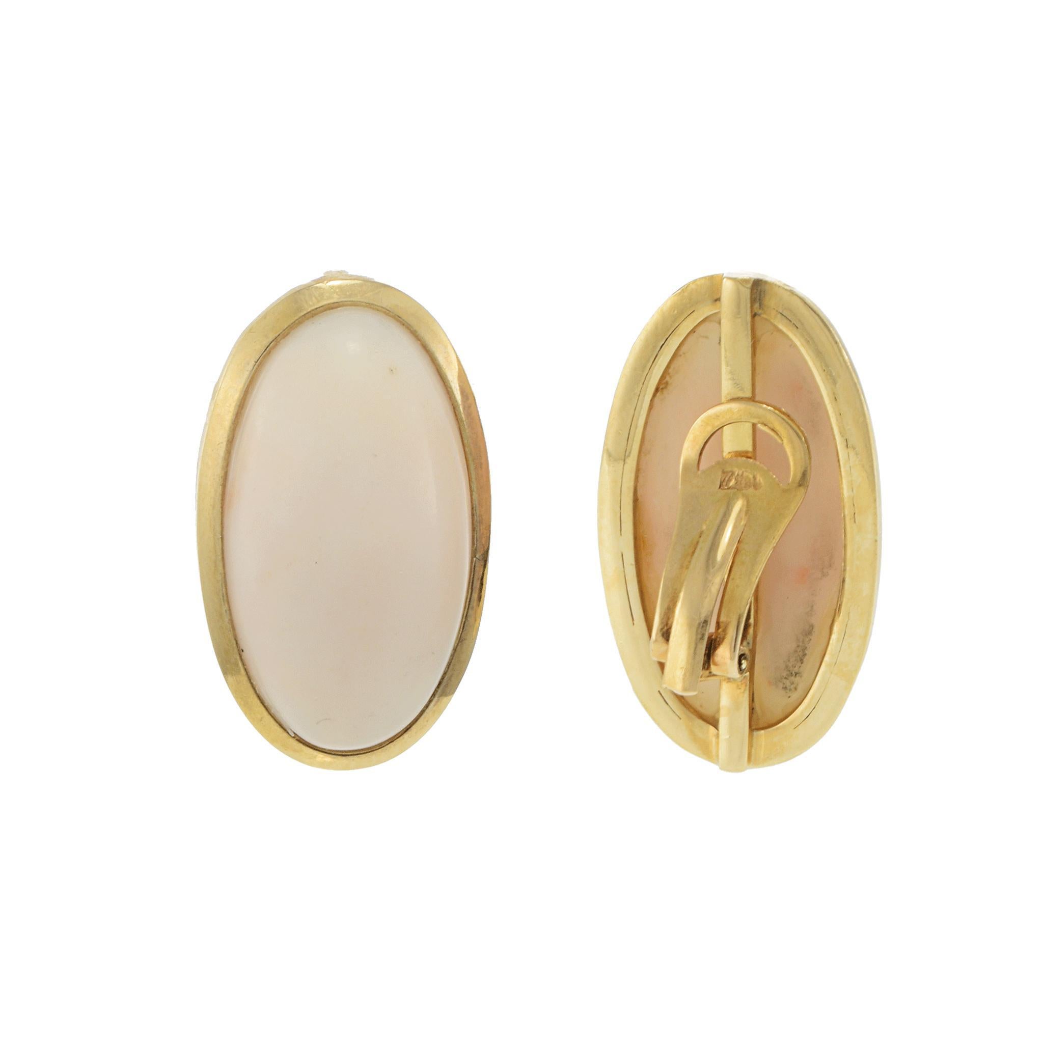 Taille cabochon Boucles d'oreilles clips en or jaune 18KT serties d'un chaton en peau d'ange et corail. en vente