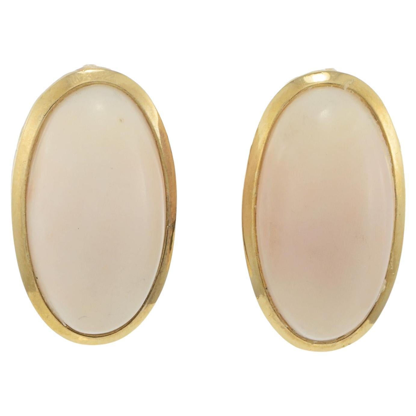 Boucles d'oreilles clips en or jaune 18KT serties d'un chaton en peau d'ange et corail. en vente