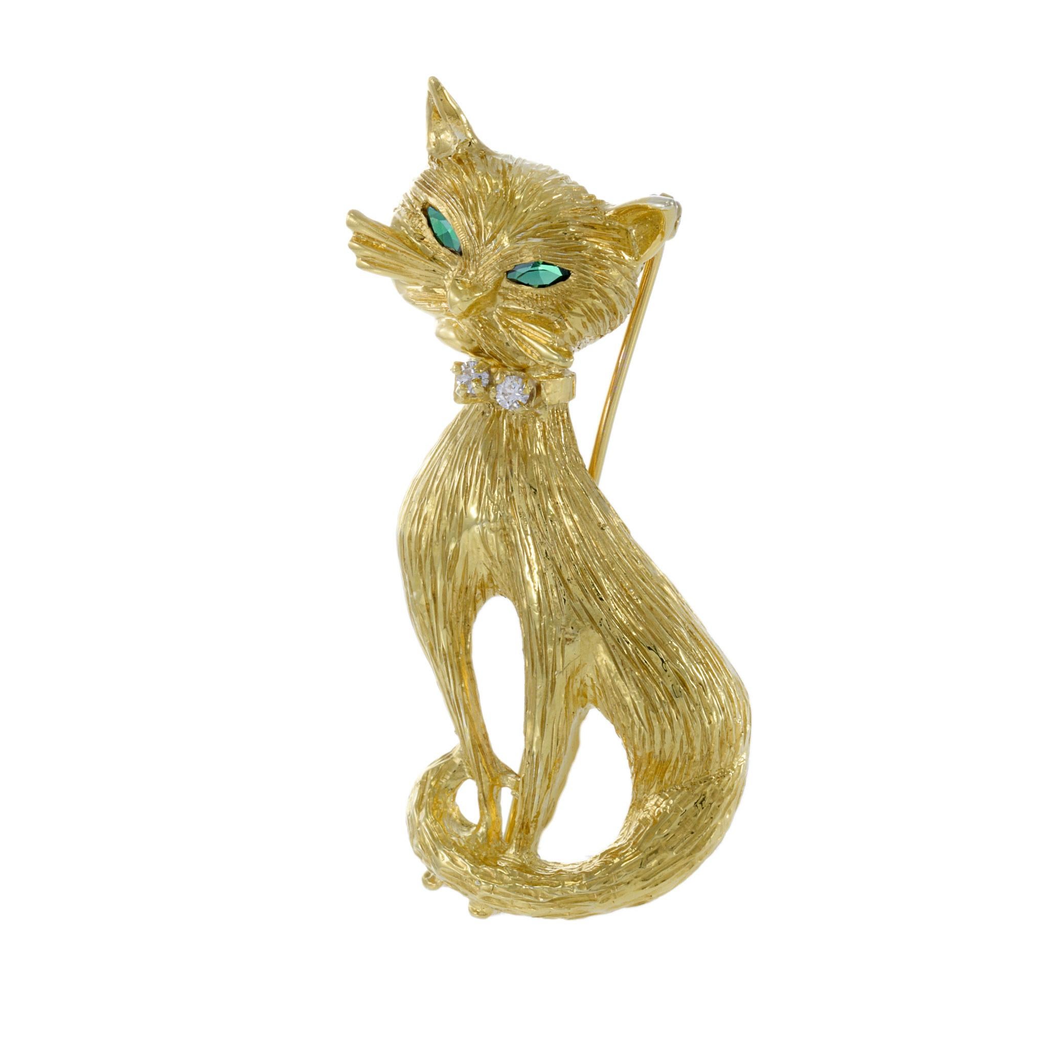 Vintage Retro Era Broche Chat en or jaune 18KT, un accessoire fantaisiste et charmant capturant l'essence de la période rétro. Cette ravissante broche présente des yeux en grenat vert taillés en marquise qui brillent d'une allure féline. Son cou est