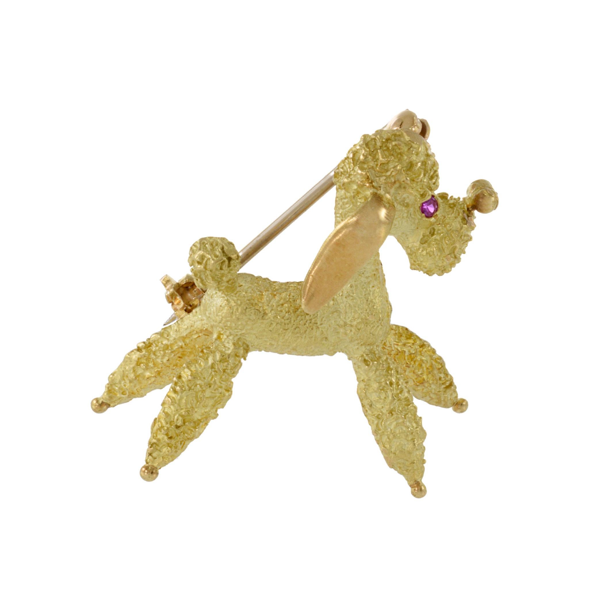 Broche de perro caniche de oro amarillo de 18 quilates de la época retro vintage con ojos de rubí, que pesa 7,0 gramos. Esta encantadora pieza capta el espíritu lúdico de la época con su intrincado diseño y sus vibrantes acentos.