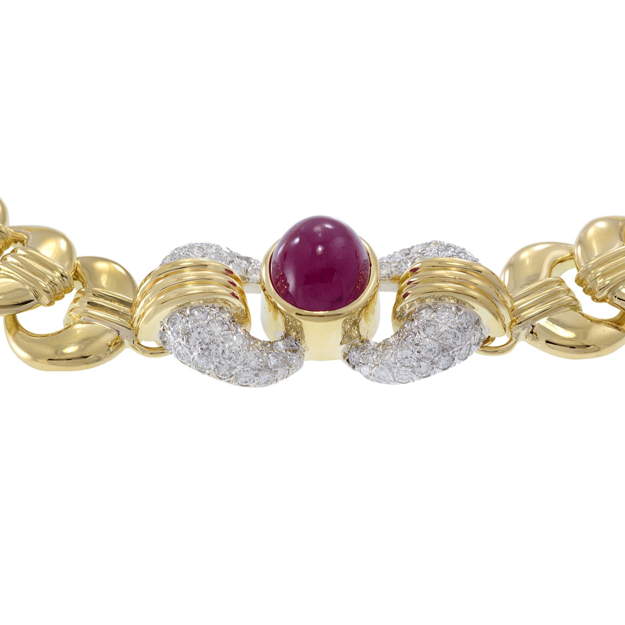 Questo girocollo è un segno distintivo del lusso dell'era retrò: audace, strutturato e ricco di texture. Realizzato in oro giallo 18KT, il pezzo presenta tre rubini ovali cabochon per un totale di circa 18,75 carati, incastonati tra ampie maglie di