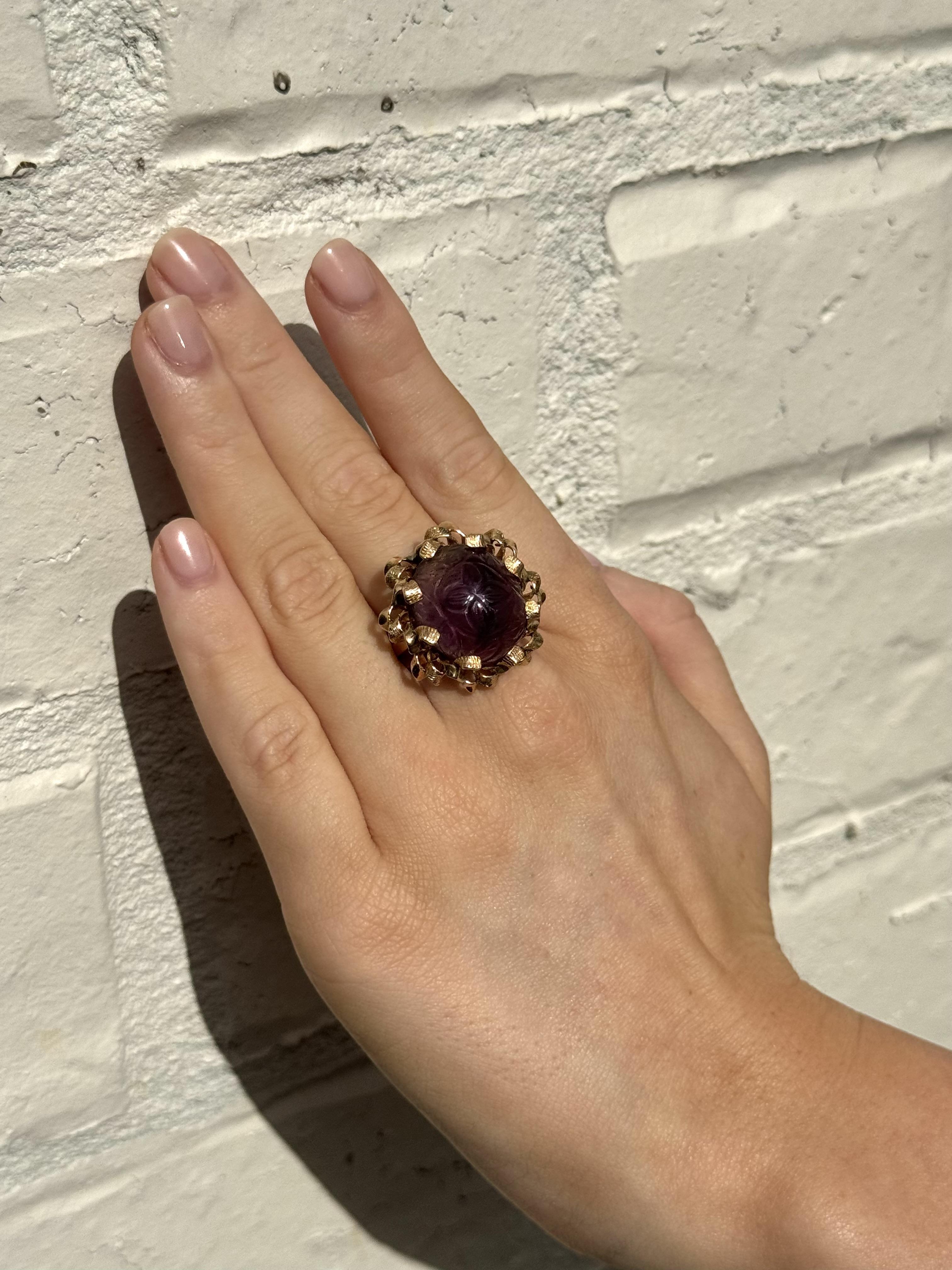 Cabochon Vintage Retro Era Carved Amethyst Cocktail Ring 14K Rose Gold For Sale