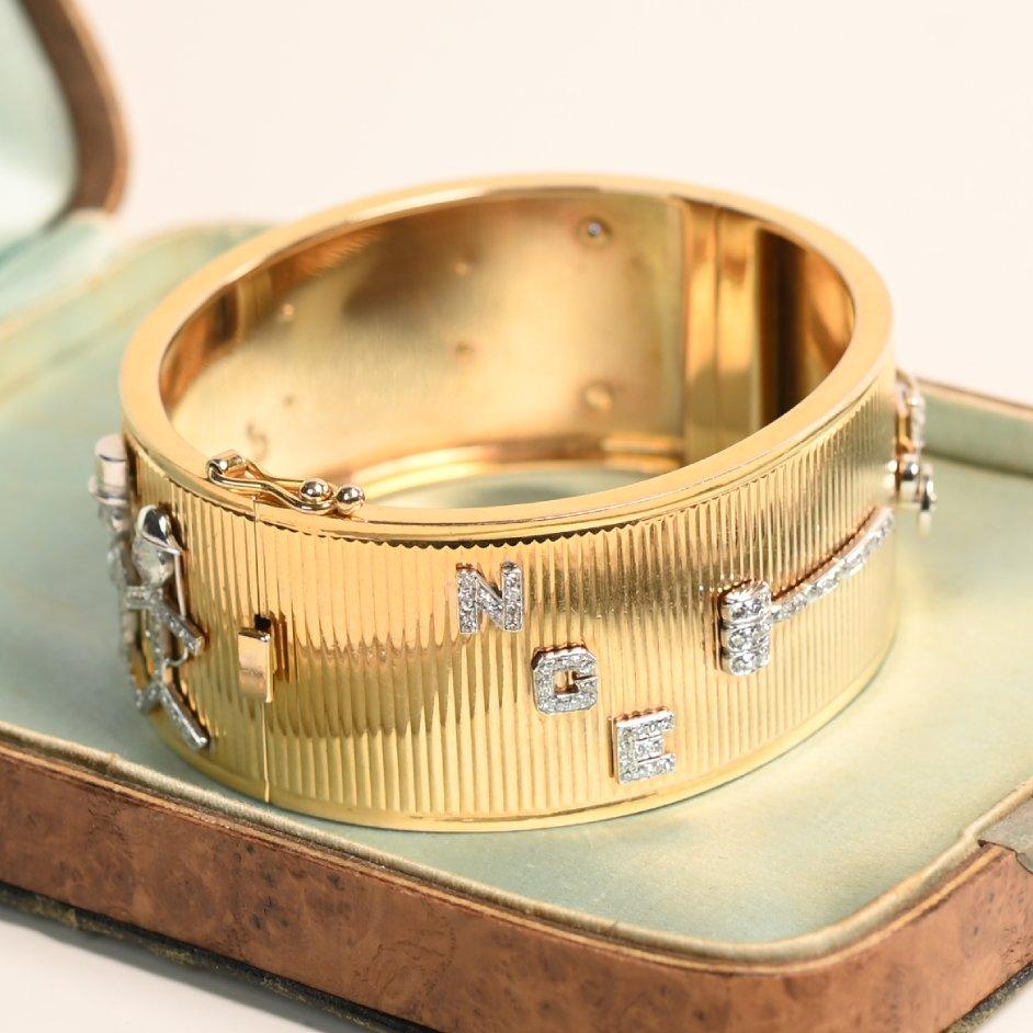 Pulsera vintage con colgantes de la era retro, brazalete de oro amarillo de 14k y platino Retro en venta