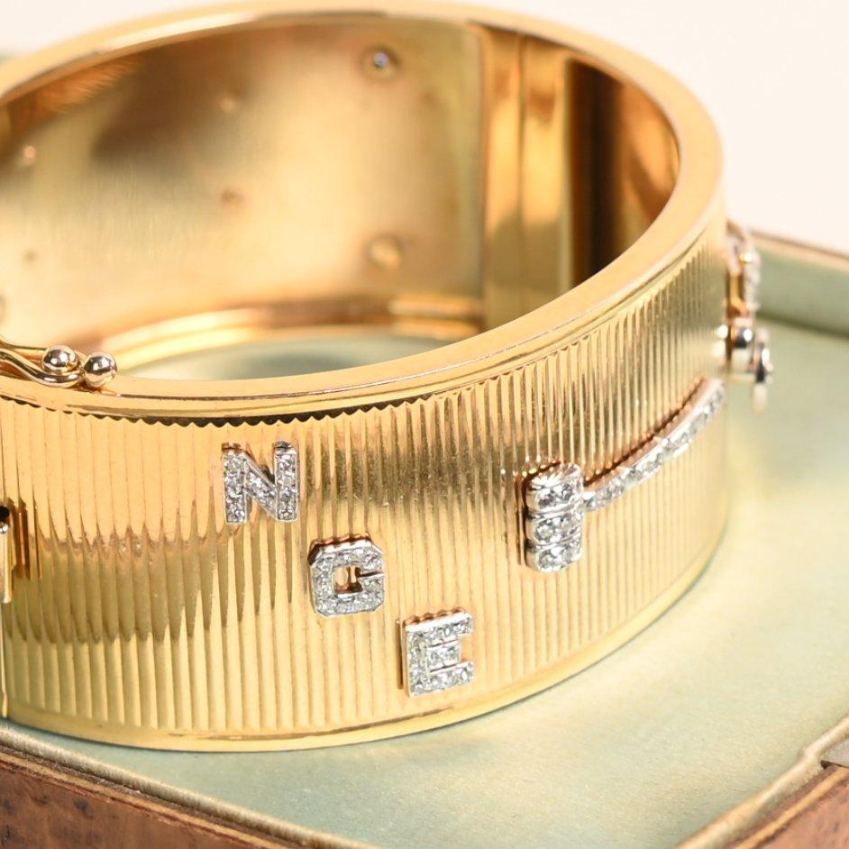 Pulsera vintage con colgantes de la era retro, brazalete de oro amarillo de 14k y platino Corte único en venta