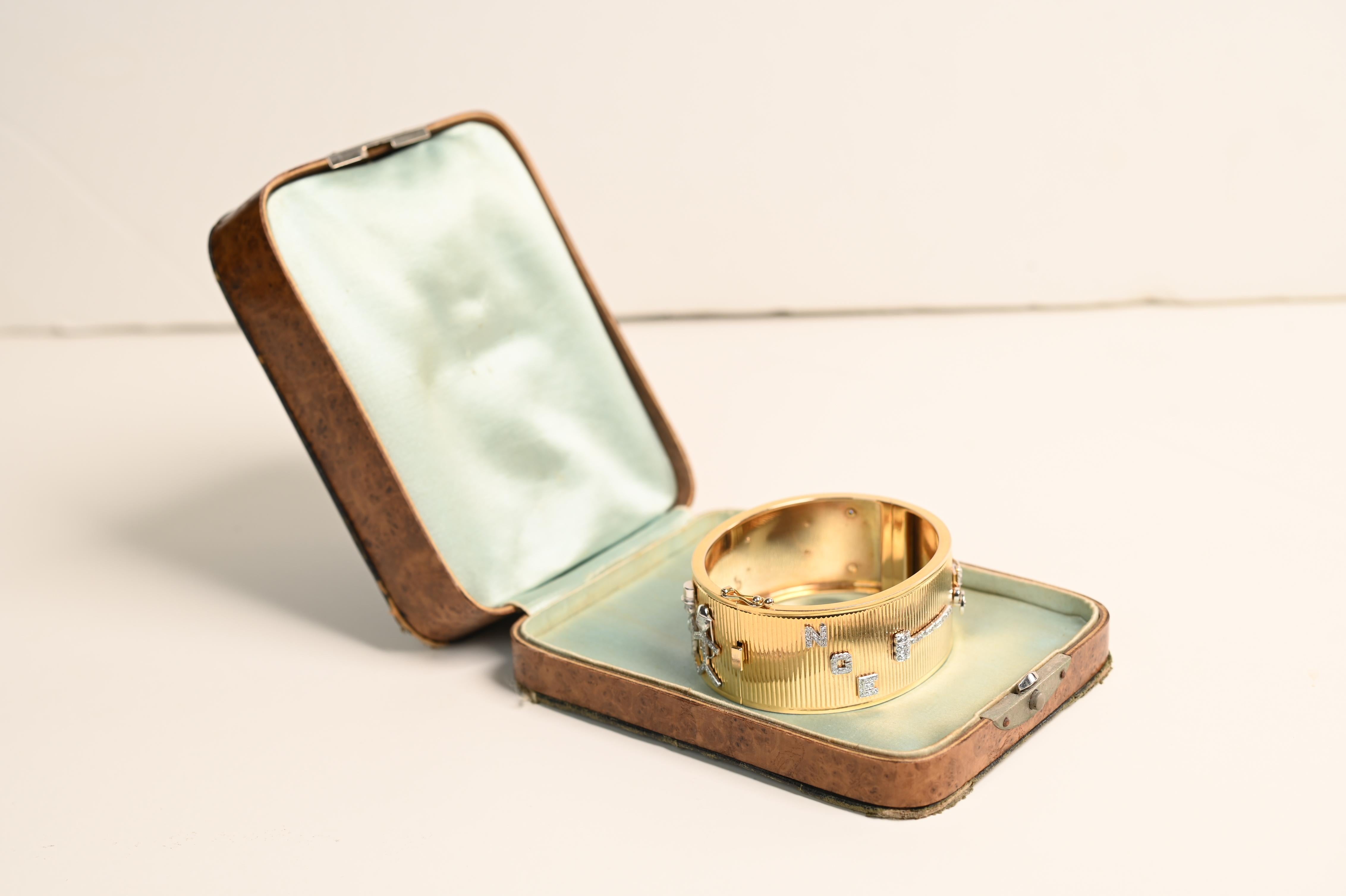 Pulsera vintage con colgantes de la era retro, brazalete de oro amarillo de 14k y platino en Excelente estado para la venta en New York, NY