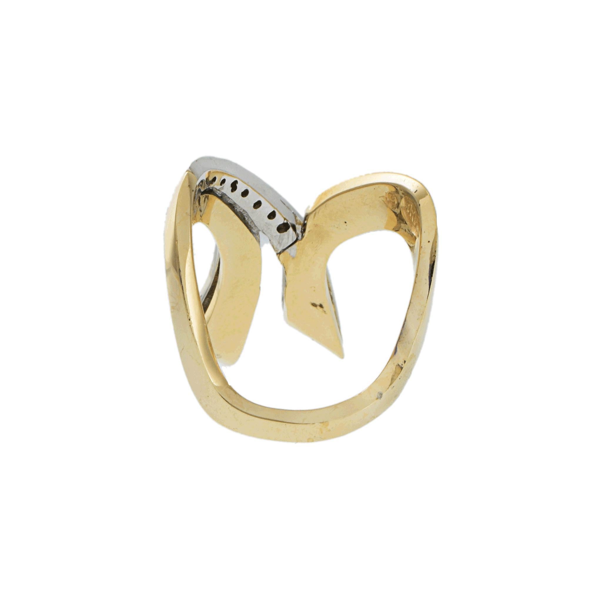 Élégante bague rétro en or 14k avec diamants. Cette bague frappante est fabriquée en or 14k et présente un design unique avec deux bandes entrecroisées ornées de diamants blancs ronds. Les diamants sont sertis dans un arrangement épuré et moderne,