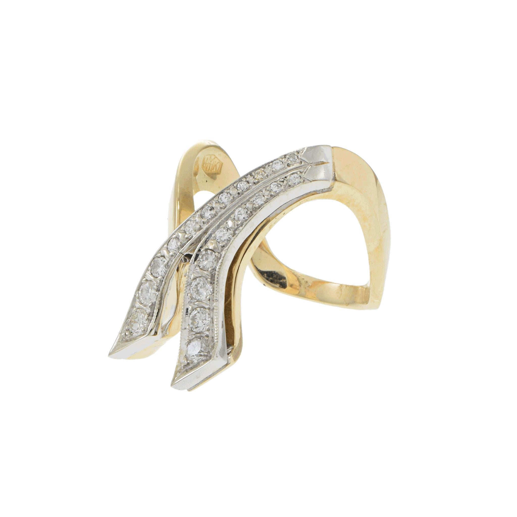 Taille ronde Vintage Retro Era Diamond Ribbon Ring en vente