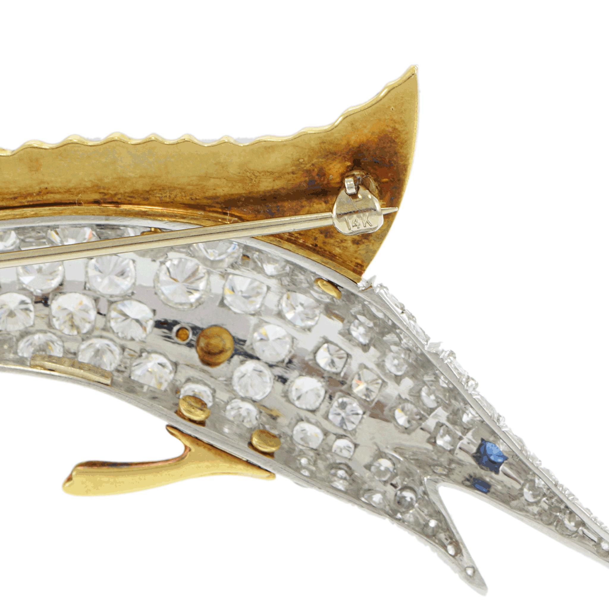 Diese auffällige Brosche wurde Mitte des 20. Jahrhunderts gefertigt und fängt mit ihrem dynamischen Marlin-Motiv die Essenz des Retro-Designs ein. Das mit 5,5 Karat runden, weißen Diamanten besetzte Schmuckstück funkelt mit einer Reinheit von VS2