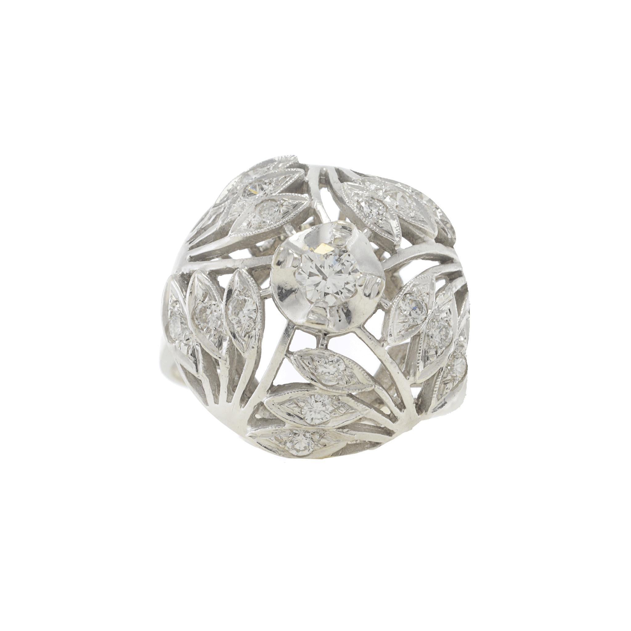 Anillo Cúpula de Diamantes de Oro Blanco de Mediados del Siglo XX. Este exquisito anillo en forma de cúpula está elaborado en oro blanco. El centro presenta un impresionante diamante de talla redonda, rodeado de un intrincado diseño calado con