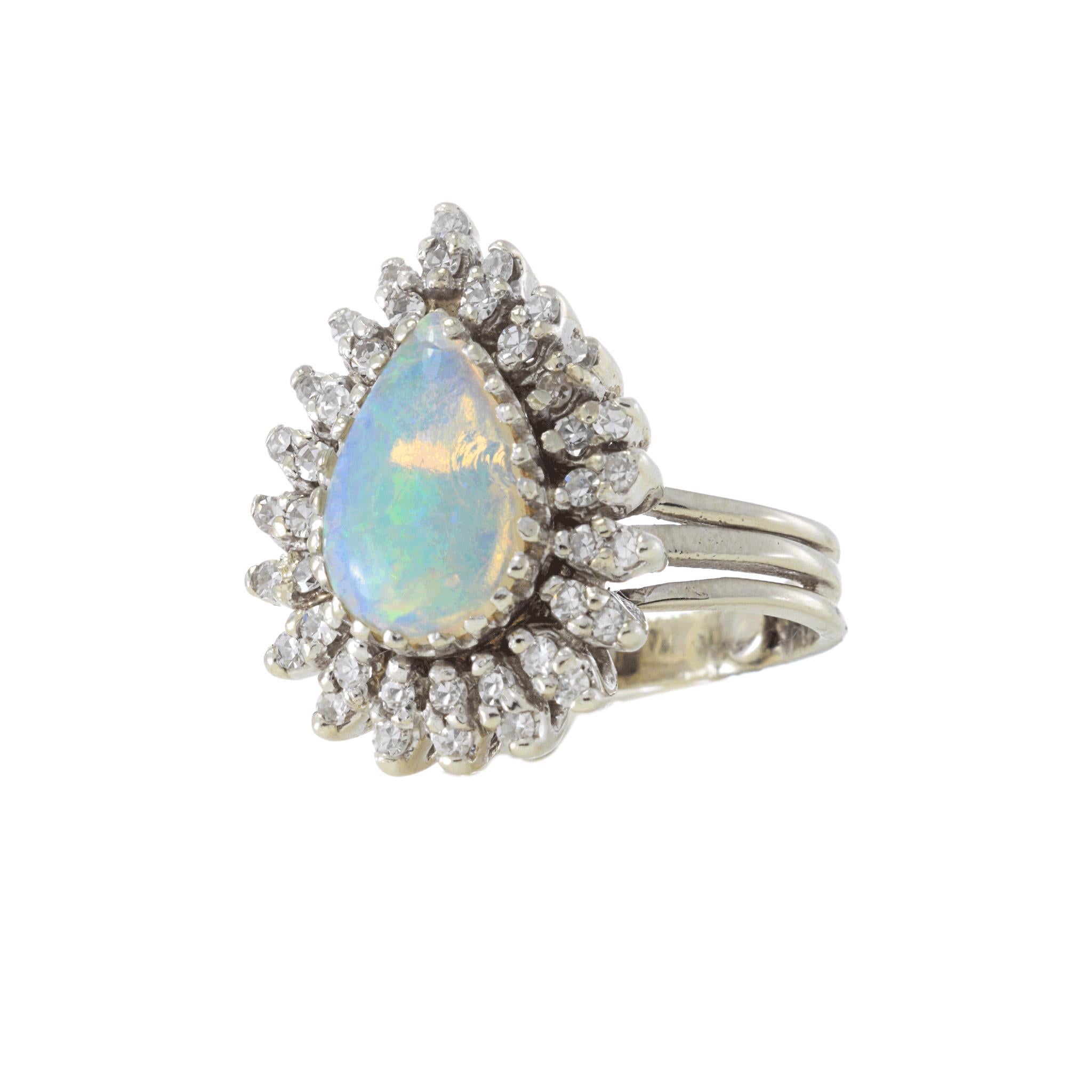 Anillo Retro Vintage de Ópalo y Diamantes Corte pera en venta