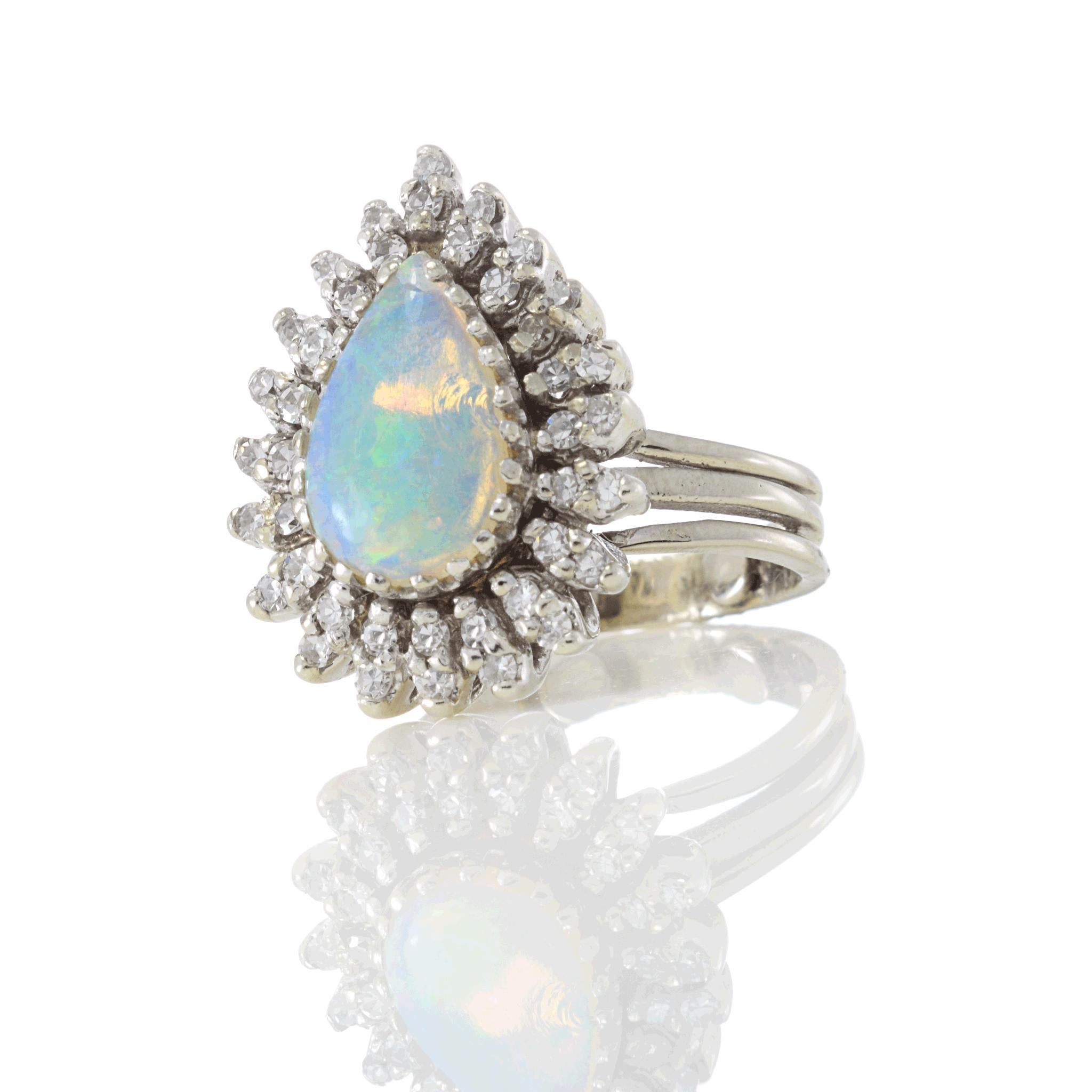Anillo Retro Vintage de Ópalo y Diamantes en Bastante bueno estado para la venta en New York, NY