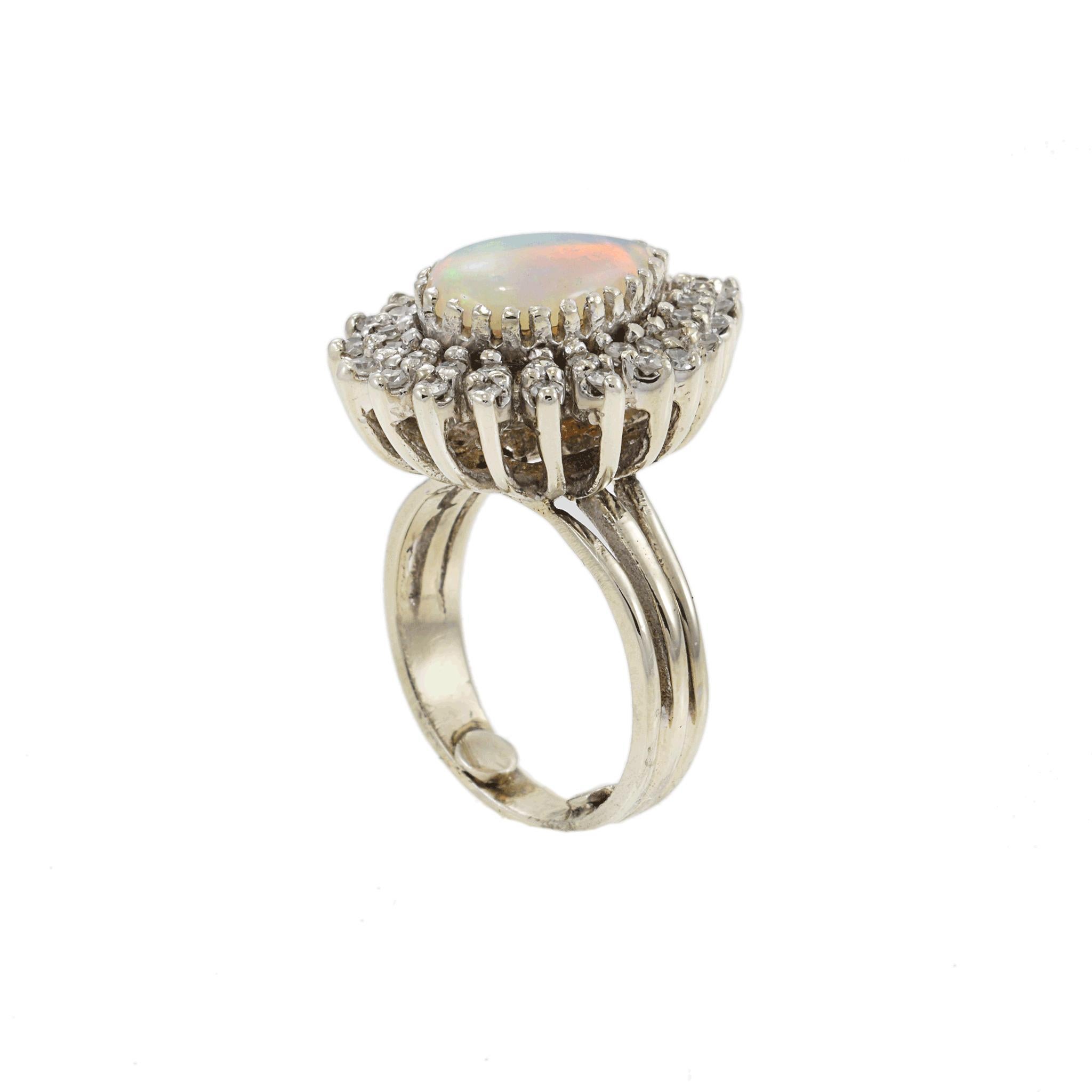 Anillo Retro Vintage de Ópalo y Diamantes en venta 1