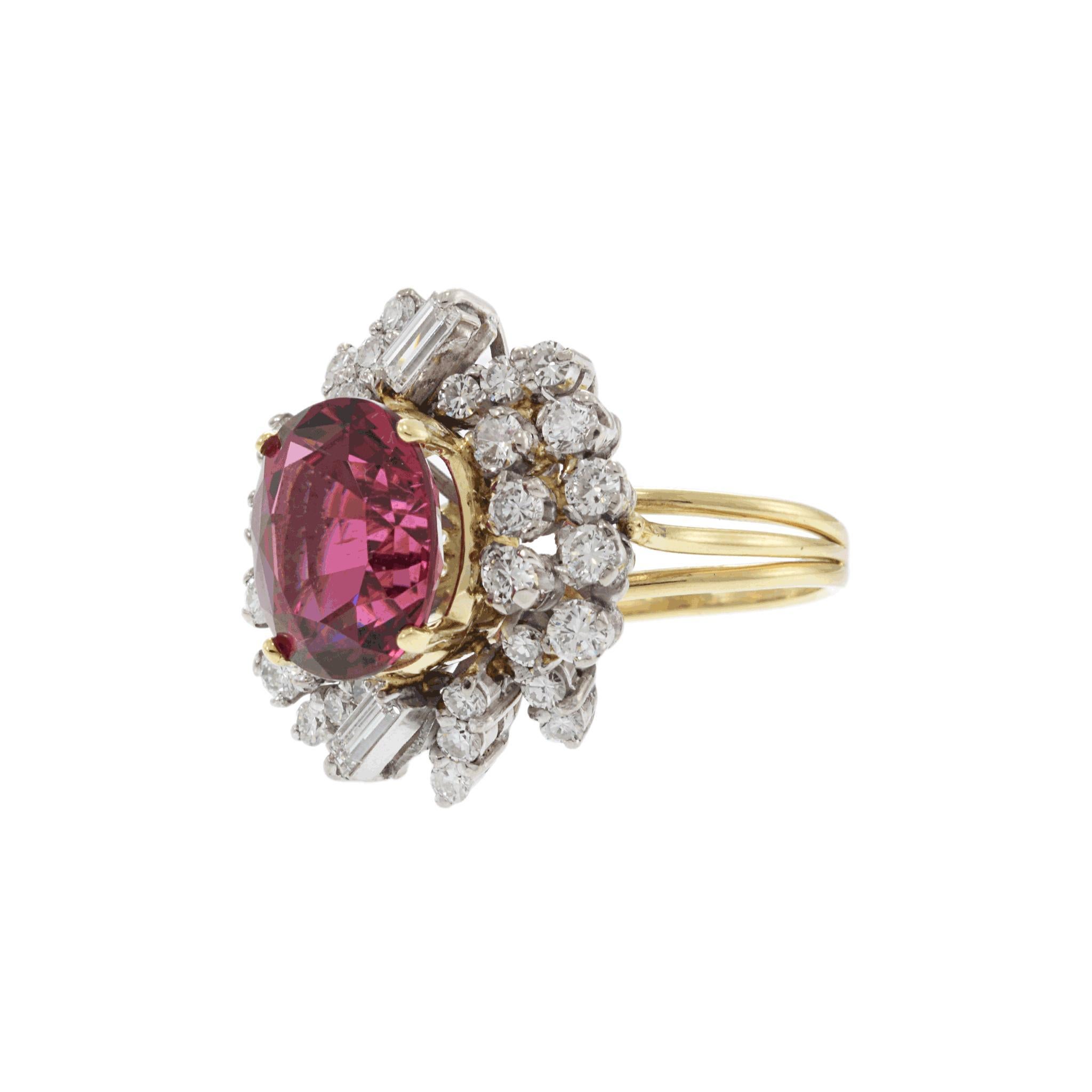 Un sorprendente anello con tormalina rosa e diamanti, con una magnifica tormalina rosa ovale da 6,0 carati incastonata in oro giallo 18 carati e impreziosita da 1,55 carati di diamanti bianchi con taglio baguette e rotondo.

Misura dell'anello