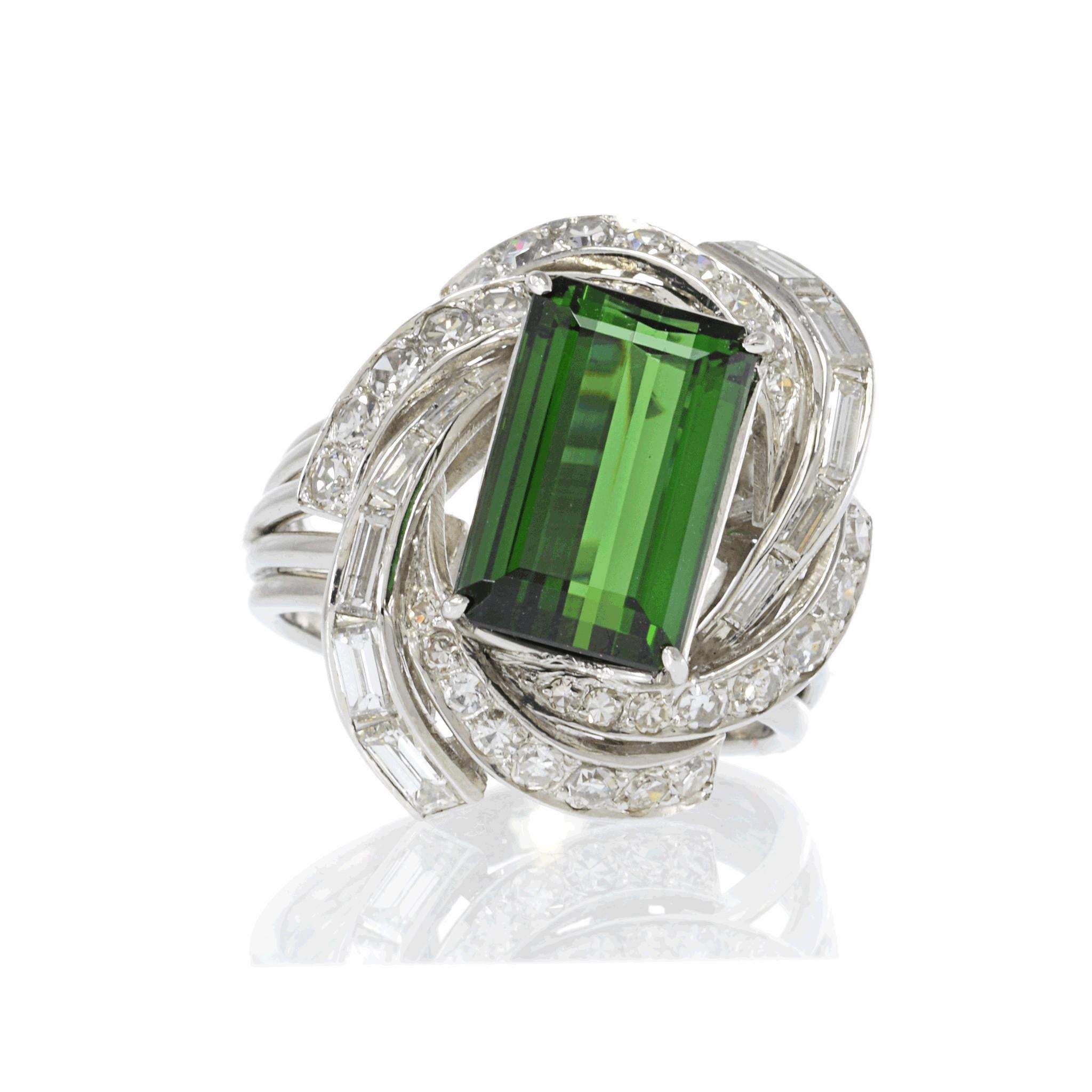 Un sorprendente anello di tormalina della metà del XX secolo.

Questo squisito anello in platino presenta un'affascinante tormalina taglio smeraldo del peso di 6,4 carati. La pietra presenta una ricca tonalità verde e una notevole limpidezza.