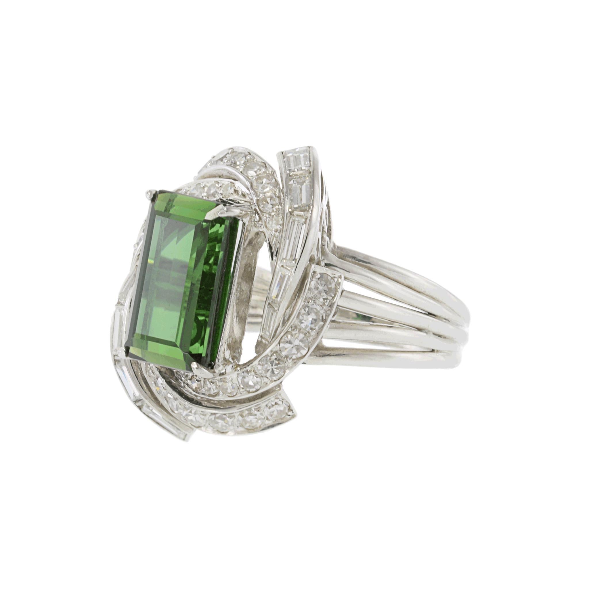Rétro Anello da cocktail in platino con tormalina verde e diamanti di epoca retrò vintage in vendita