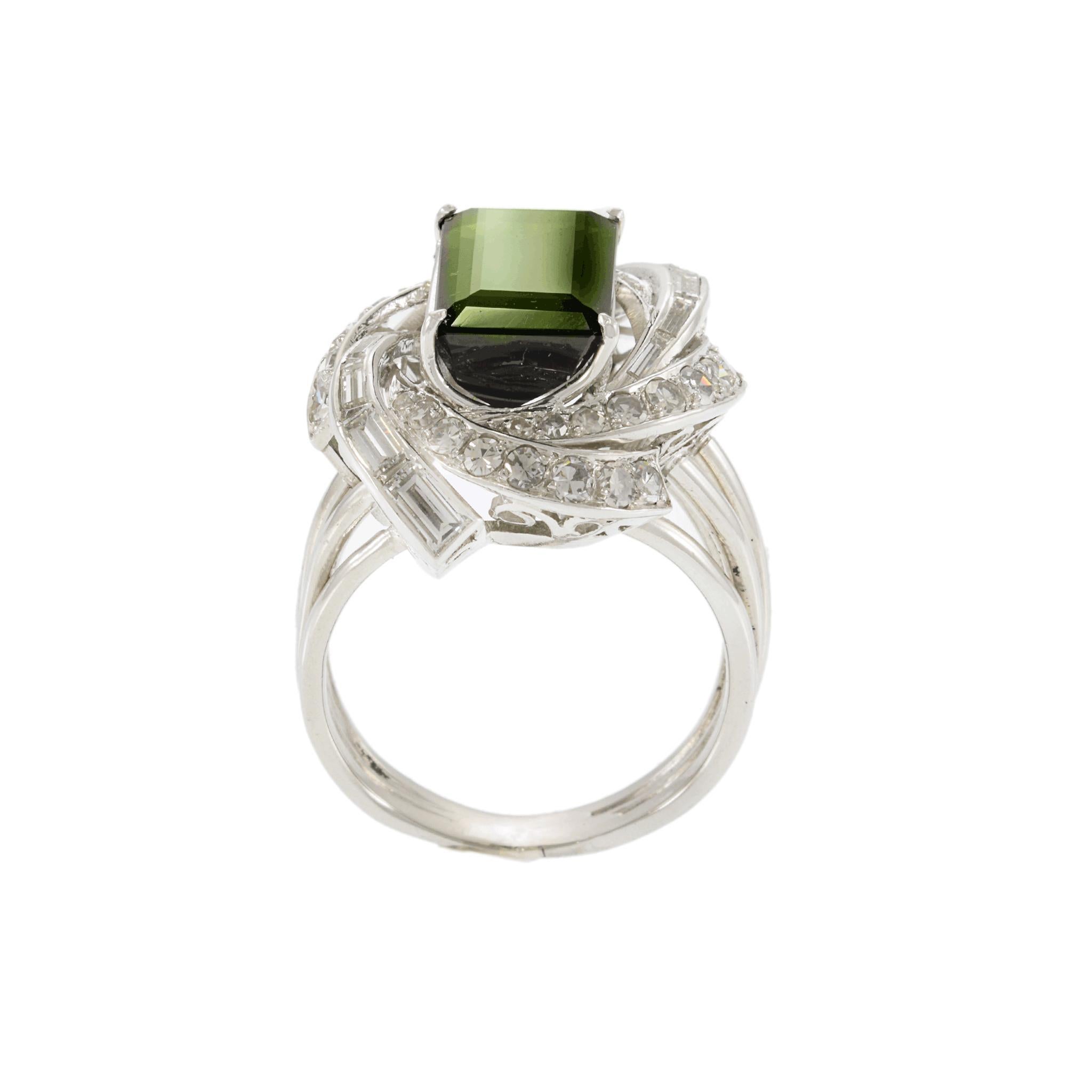 Taglio smeraldo Anello da cocktail in platino con tormalina verde e diamanti di epoca retrò vintage in vendita
