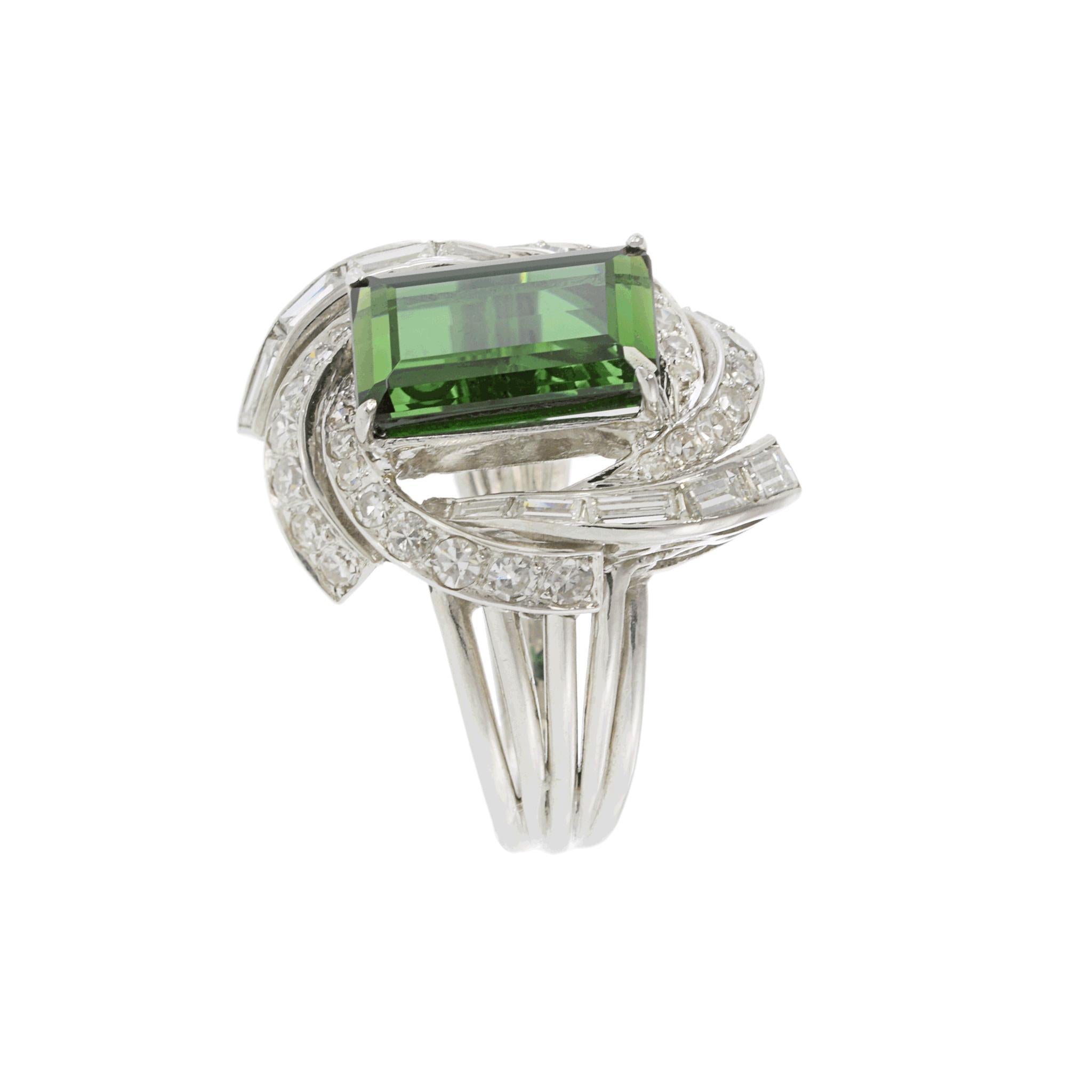 Anello da cocktail in platino con tormalina verde e diamanti di epoca retrò vintage In condizioni buone in vendita a New York, NY