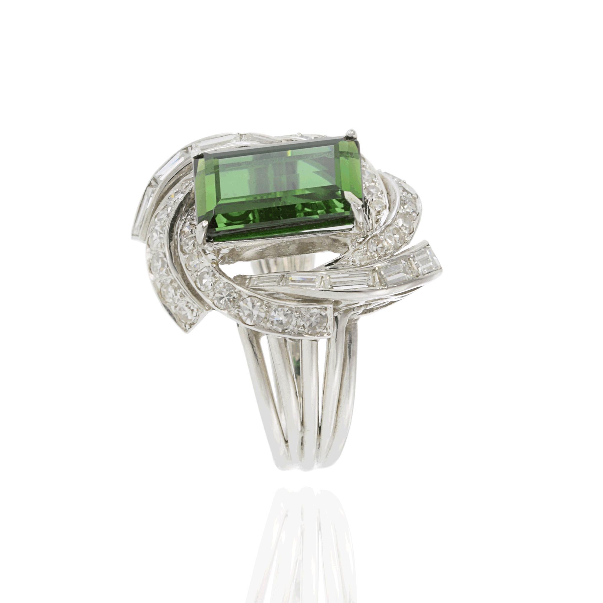 Donna Anello da cocktail in platino con tormalina verde e diamanti di epoca retrò vintage in vendita