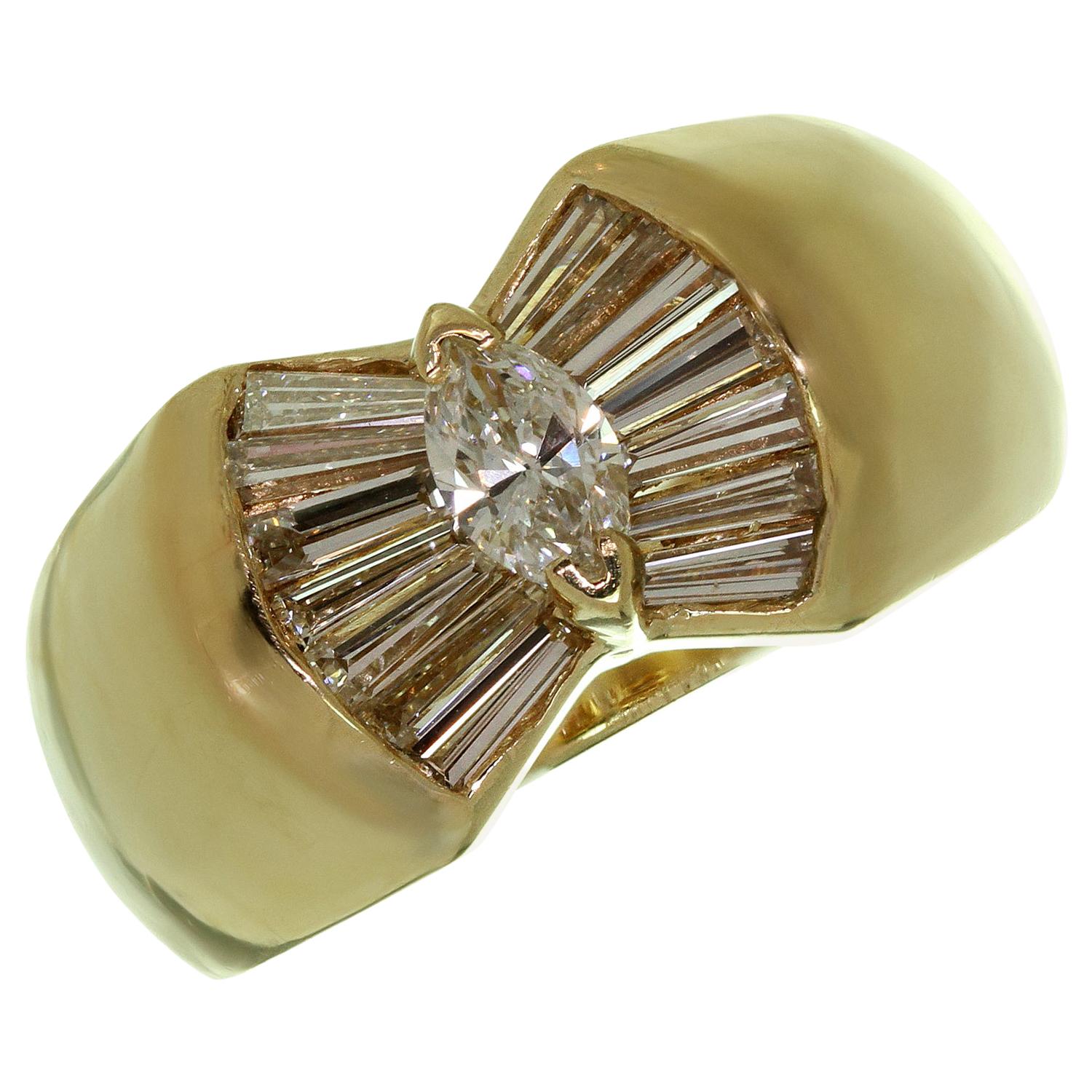 Bague large rétro fantaisie en or jaune avec diamants taille fantaisie en vente