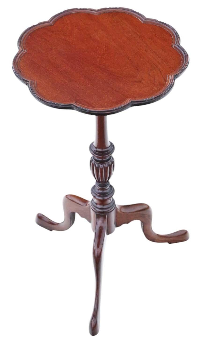 Vintage Retro Table à vin ou table d'appoint en acajou de style néo-géorgien - Milieu du 20ème siècle.

Solide, sans aucun joint décollé. Une table charmante avec une belle sculpture.

Pas de vermoulure.

Il serait parfait dans le bon endroit