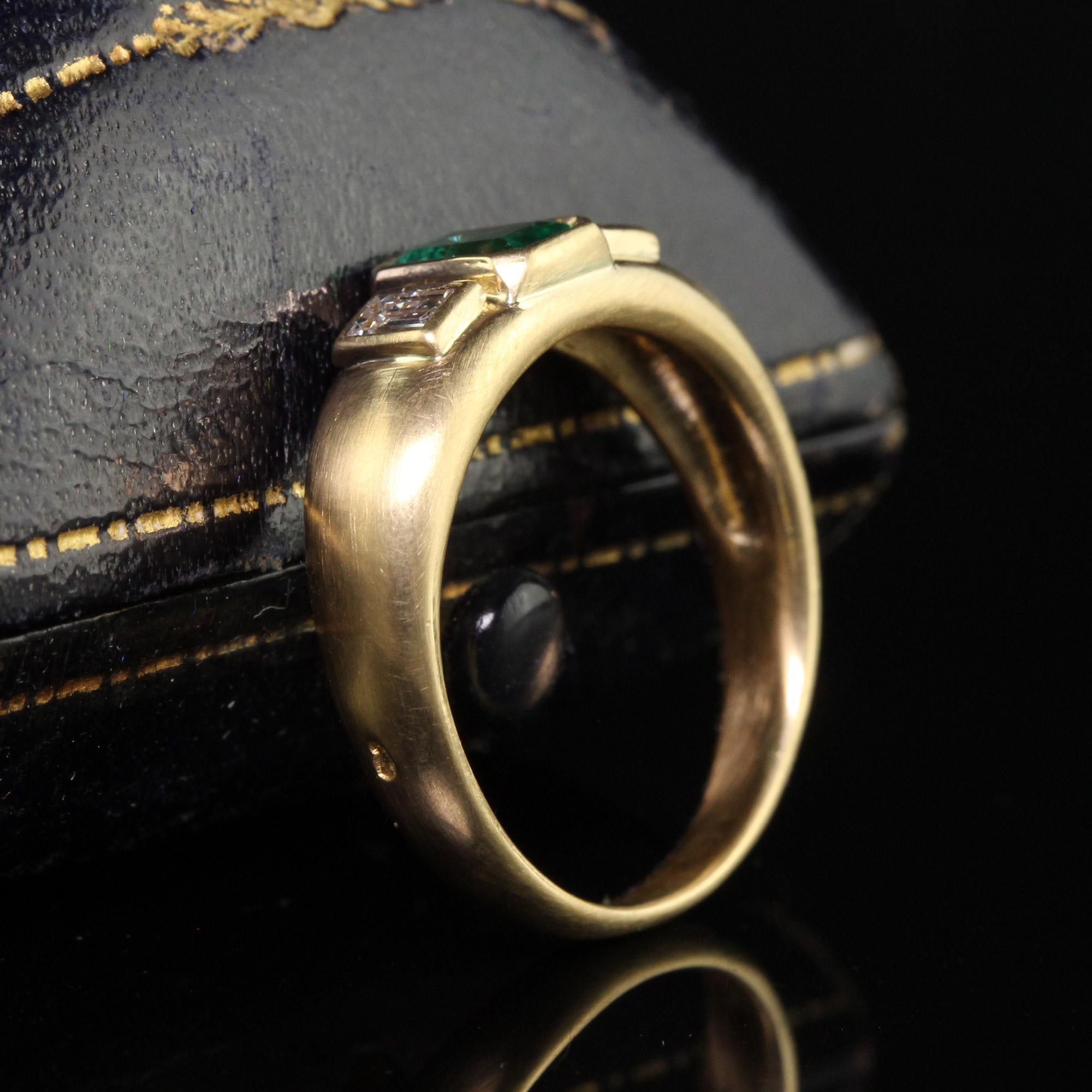 Vintage Retro Französischer 18 Karat Gelbgold kolumbianischer Smaragd-Diamant-Dreistein-Ring, Vintage (Smaragdschliff) im Angebot