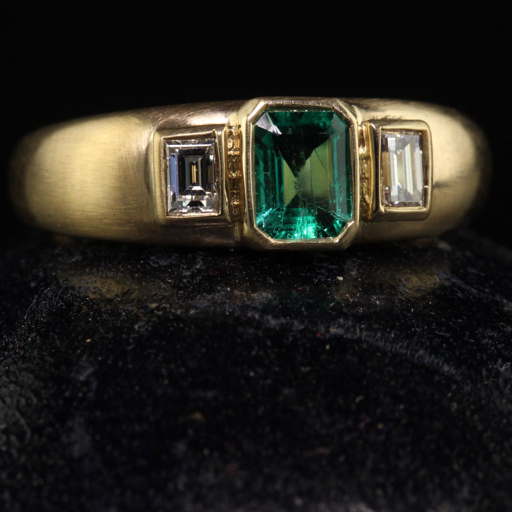 Vintage Retro French 18K Yellow Gold Colombian Emerald Diamond Three Stone Ring In Good Condition For Sale In Great Neck, NY