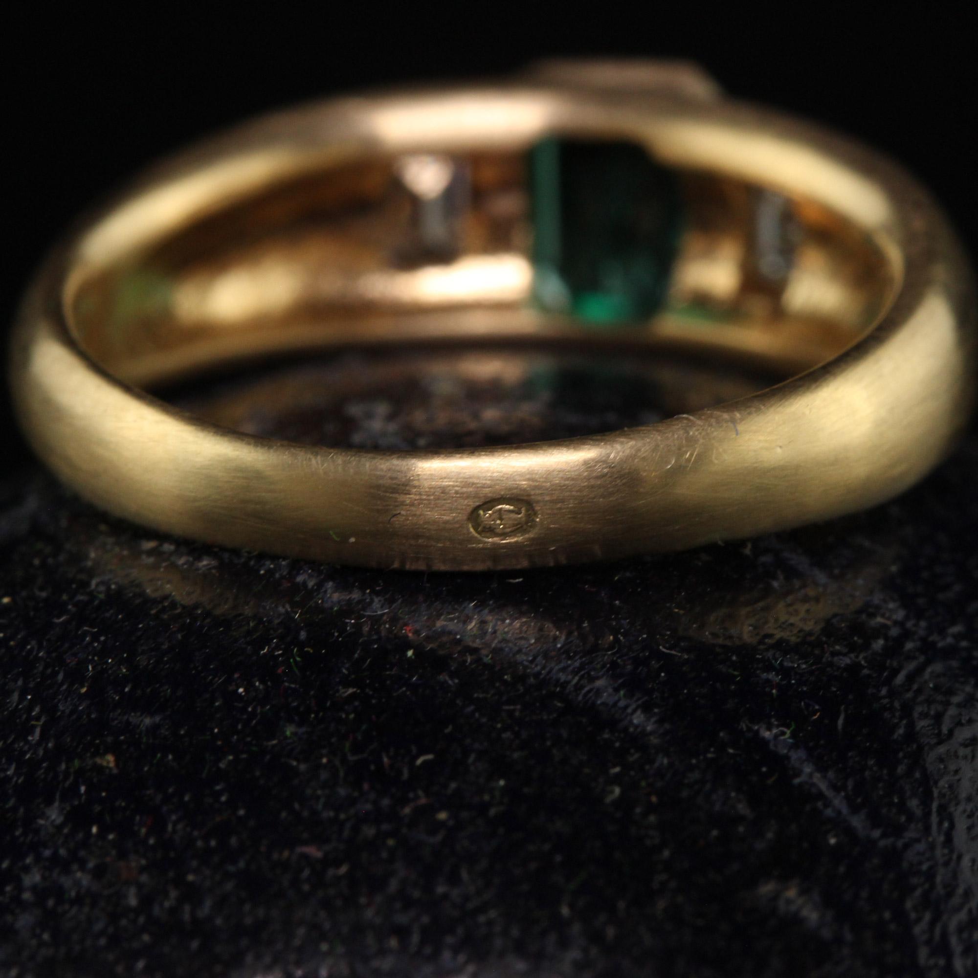 Vintage Retro Französischer 18 Karat Gelbgold kolumbianischer Smaragd-Diamant-Dreistein-Ring, Vintage im Angebot 1