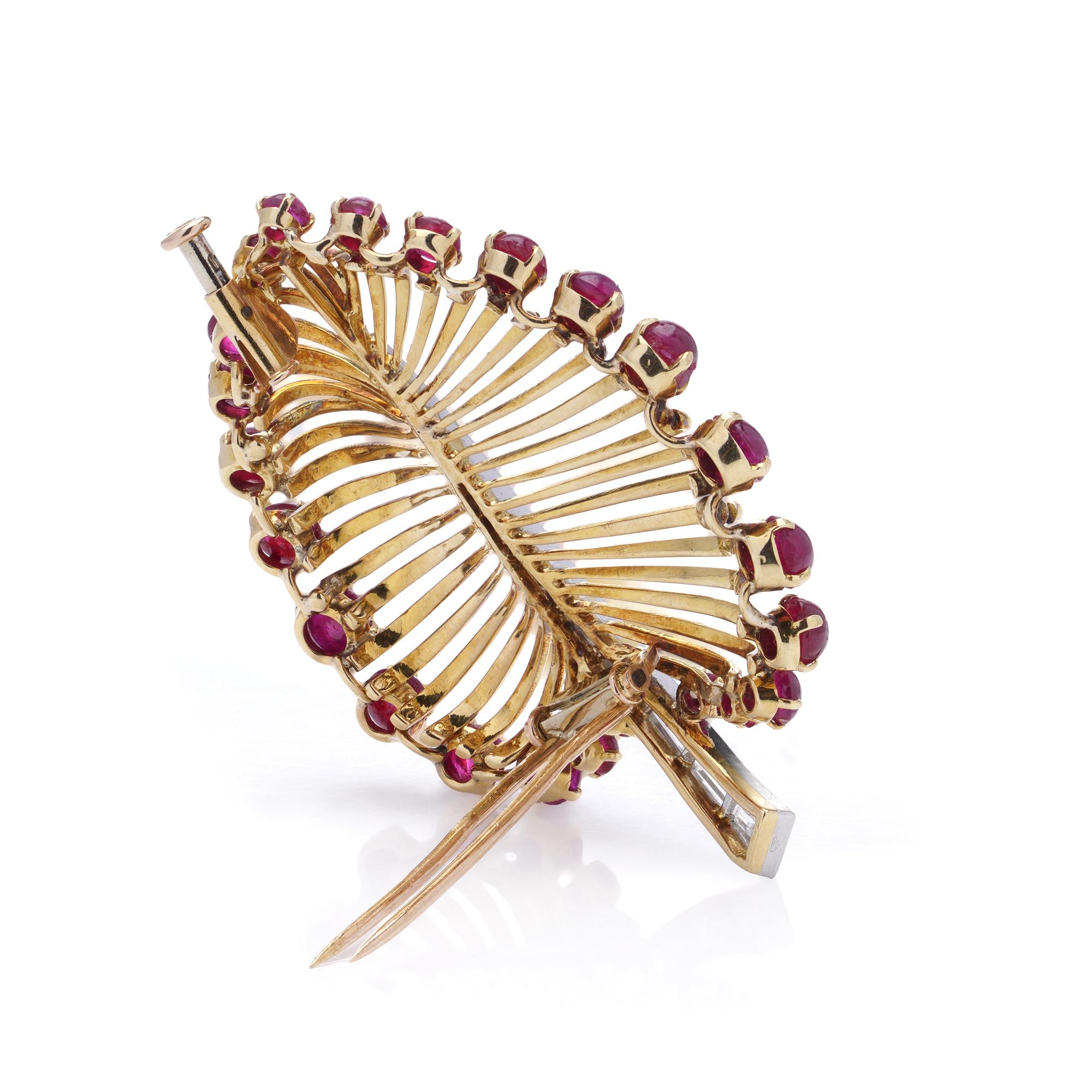 Broche vintage retro de oro y platino en forma de hoja de rubíes y diamantes en venta 1