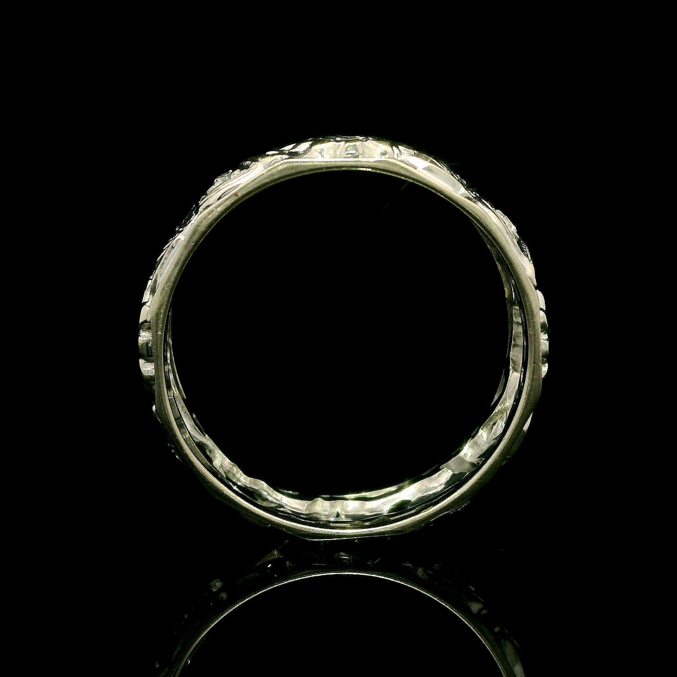 --Stein(e):--
(8) Natürliche Echte Diamanten - Einzelschliff - Pave Set - Schöne weiße Farbe - 0,12ctw (ca.)

MATERIAL: Massives 14k Weißgold
Gewicht: 3.76 Gramm
Ringgröße: 6.5 (Passt auf einen Finger. Wir können diesen Ring NICHT individuell