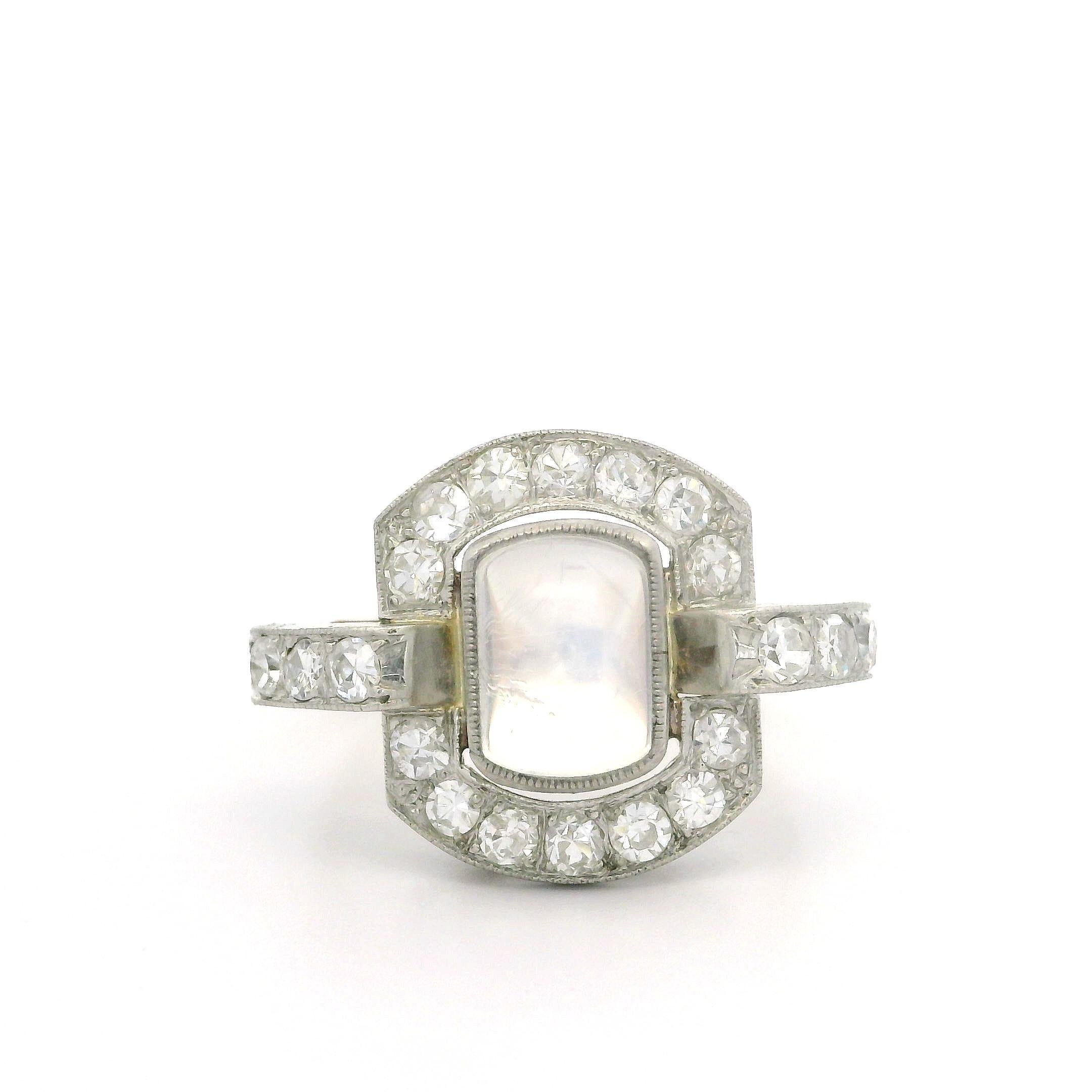 Taille cabochon Bague rétro vintage en or et platine, pierre de lune taillée sur mesure 0,70 ctw en vente