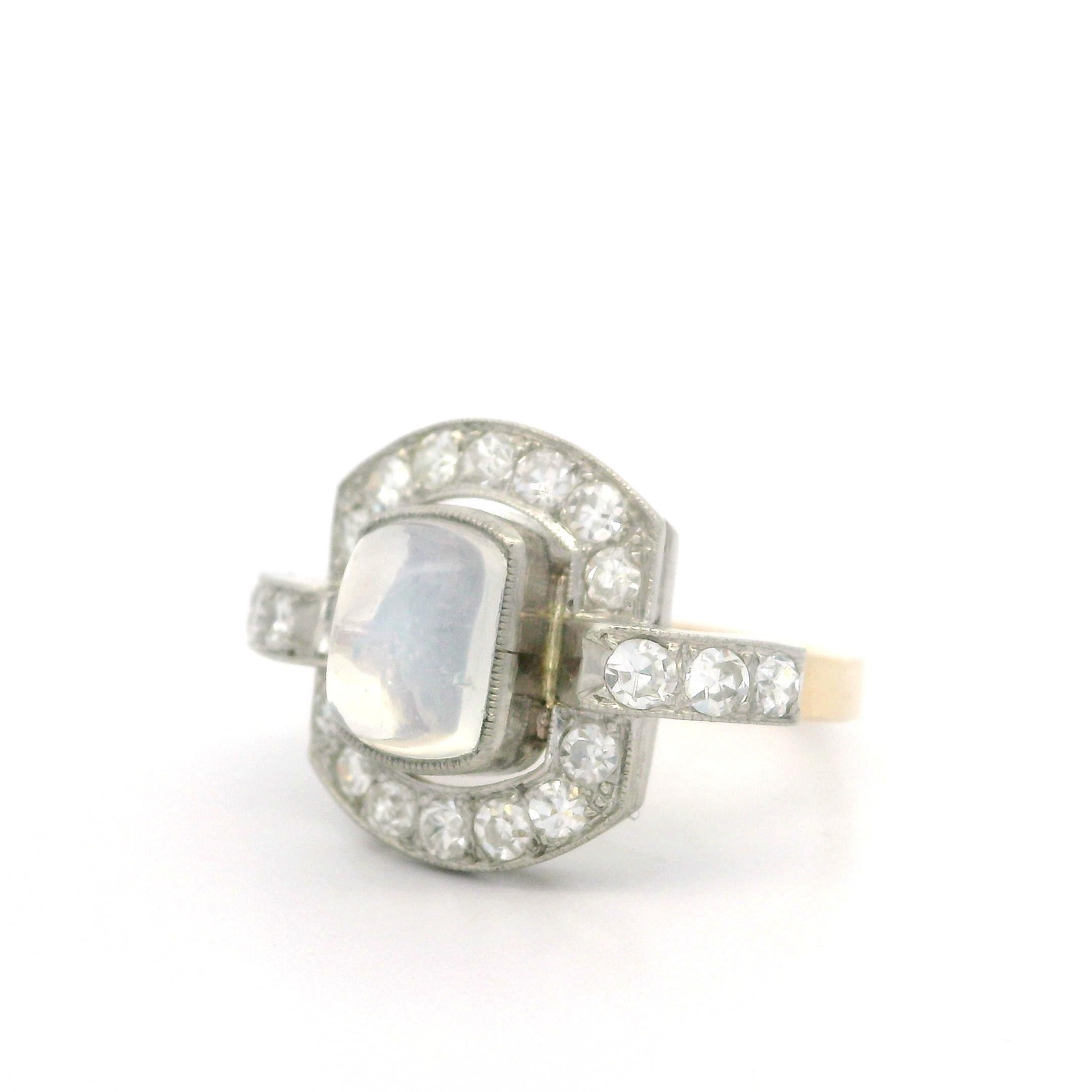 Bague rétro vintage en or et platine, pierre de lune taillée sur mesure 0,70 ctw Pour femmes en vente