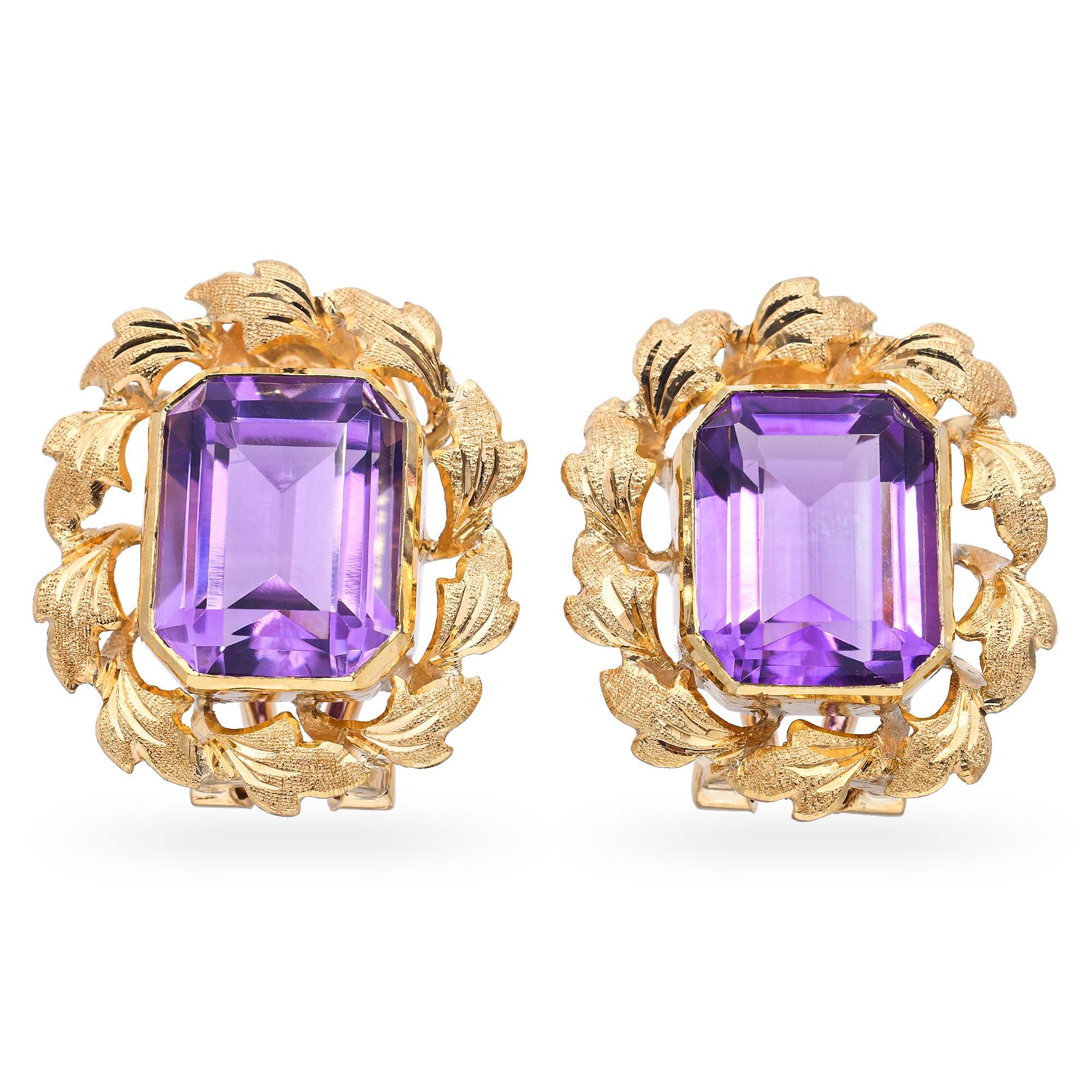 Diese eleganten Vintage-Ohrringe sind aus 18 Karat Gelbgold gefertigt und in Form von zarten Kränzen gestaltet, die Ewigkeit und Anmut symbolisieren. Jeder Ohrring besteht aus einem Kreis von violetten Amethysten, die sorgfältig in Zacken gefasst